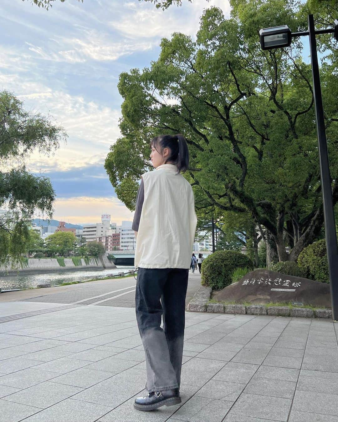 希山愛さんのインスタグラム写真 - (希山愛Instagram)「* 広島ではお好み焼きを食べて もみじ饅頭も食べて 温泉に行ってサウナにも行ってきました😌💭  おみやげに芋けんぴも買えて、 楽しい広島の旅になりました！！  またゆっくり行きたいな〜🫶🏻🫶🏻  #宇品天然温泉 #ほの湯 #温泉  #お好み焼き #広島 #広島観光 #あいcode #ootd #fashion #ベスト #ラグラン #デニム #ドクターマーチン  #whoswhogallery #followme #99line」6月12日 20時48分 - kiyama_ai_official
