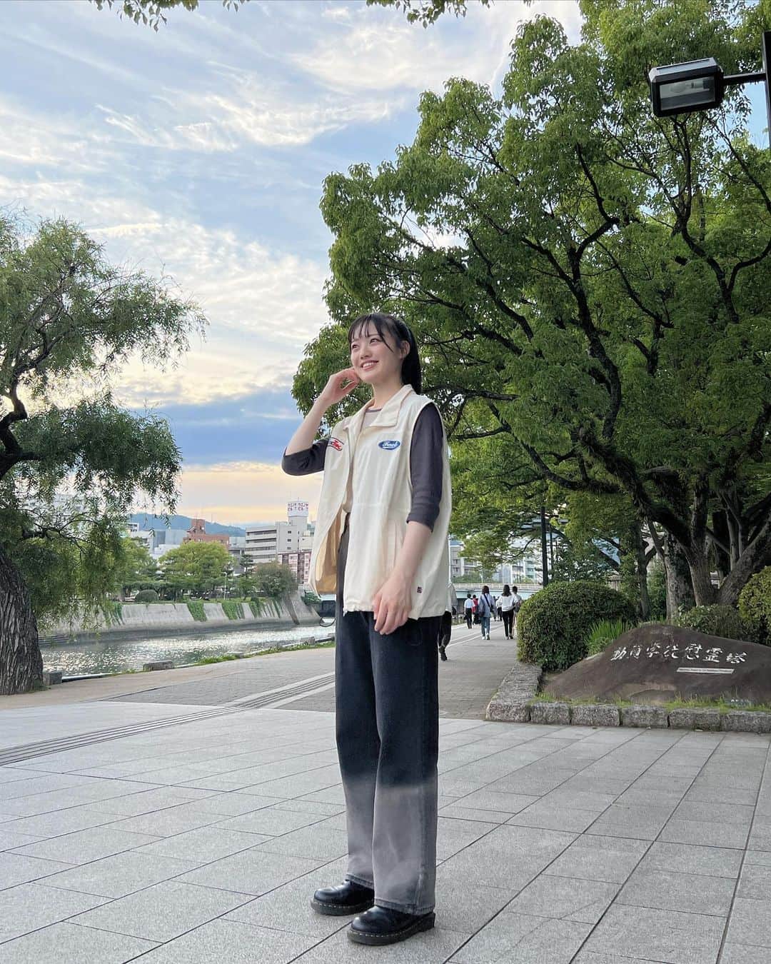 希山愛さんのインスタグラム写真 - (希山愛Instagram)「* 広島ではお好み焼きを食べて もみじ饅頭も食べて 温泉に行ってサウナにも行ってきました😌💭  おみやげに芋けんぴも買えて、 楽しい広島の旅になりました！！  またゆっくり行きたいな〜🫶🏻🫶🏻  #宇品天然温泉 #ほの湯 #温泉  #お好み焼き #広島 #広島観光 #あいcode #ootd #fashion #ベスト #ラグラン #デニム #ドクターマーチン  #whoswhogallery #followme #99line」6月12日 20時48分 - kiyama_ai_official