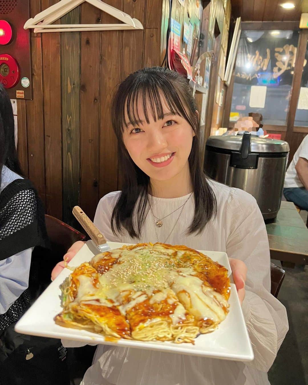 希山愛さんのインスタグラム写真 - (希山愛Instagram)「* 広島ではお好み焼きを食べて もみじ饅頭も食べて 温泉に行ってサウナにも行ってきました😌💭  おみやげに芋けんぴも買えて、 楽しい広島の旅になりました！！  またゆっくり行きたいな〜🫶🏻🫶🏻  #宇品天然温泉 #ほの湯 #温泉  #お好み焼き #広島 #広島観光 #あいcode #ootd #fashion #ベスト #ラグラン #デニム #ドクターマーチン  #whoswhogallery #followme #99line」6月12日 20時48分 - kiyama_ai_official