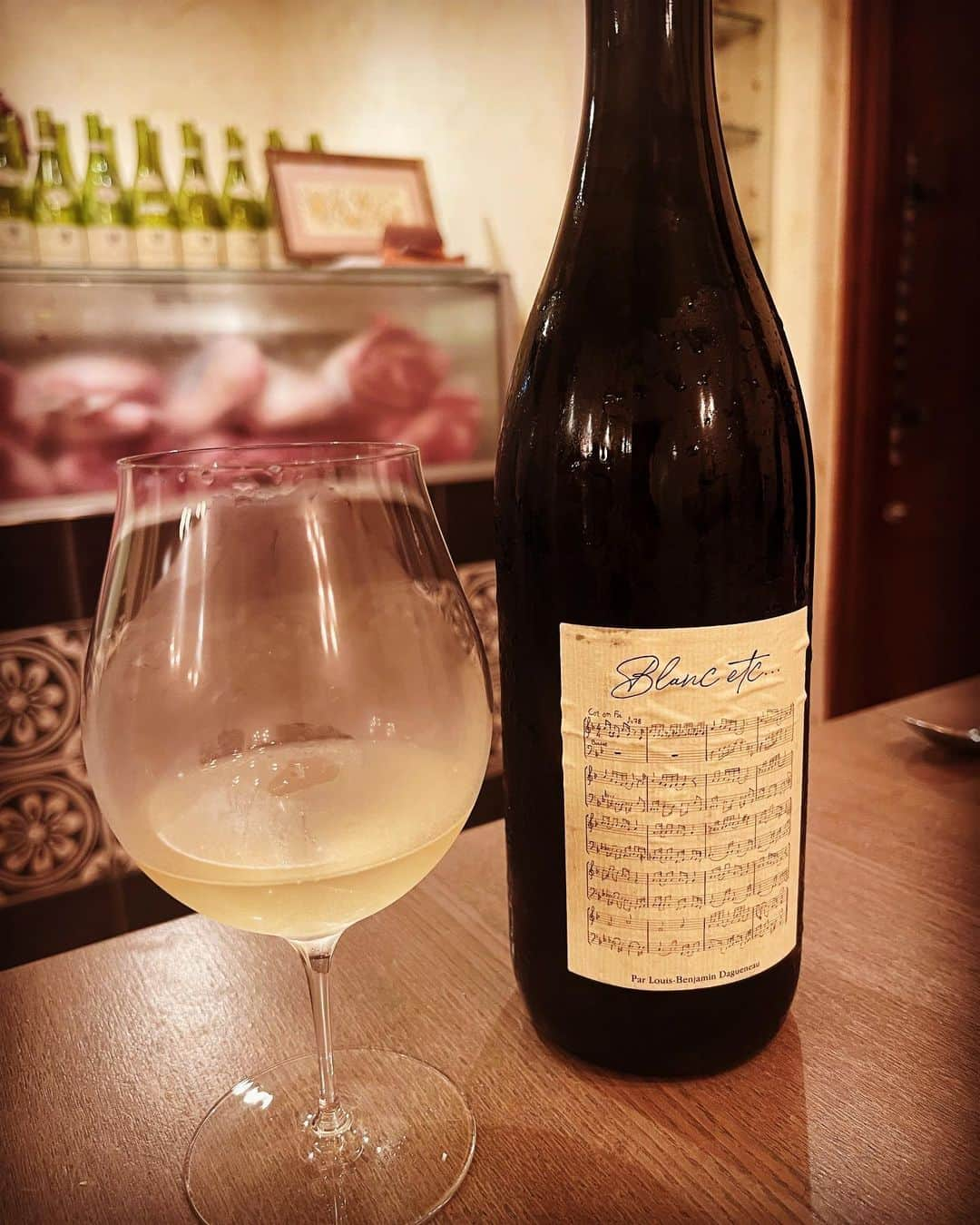 千代田唯のインスタグラム：「Domaine Didier Daguneau  Blanc etc 2018🍾  最近ワインの投稿していなかったので、久しぶりに😊✨ 夏はすっきりとしたソーヴィニオンブランが飲みたくなる〜❣️ ということで ロワールの秀才と呼ばれる「ディティエ・ダグノー　ブランエトセトラ2018」 楽譜がラベルになっていてとても可愛いワイン♬  すっきりとしていますが心地のいい余韻が続きます✨コクもしっかり感じられる👍 私は夏のお野菜が好きなので、この日はアスパラガスと合わせました😋幸せ〜‼︎  お食事とワインを合わせると ワインを勉強していて本当に良かったなぁと思います🥰  #didierdaguneau #whitewine#loire#wine #マリアージュ#ダグノー  #アカデミーデュヴァン #academieduvin  #ワインスクール #ワイン講師 #ミスワイン #ワインエキスパート #ワイン大好き #ワイン好きな人と繋がりたい #ワインラバー#神主#winelover」