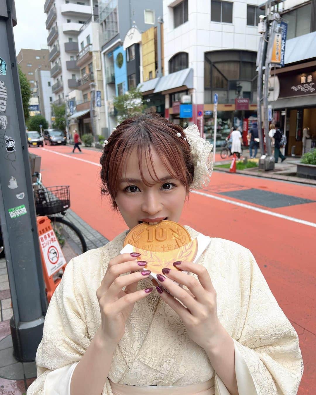 野々宮ミカのインスタグラム：「. デート気分味わってください❤️  #浅草　#デート　#彼女とデートなうに使っていいよ #kimono #10円パン」