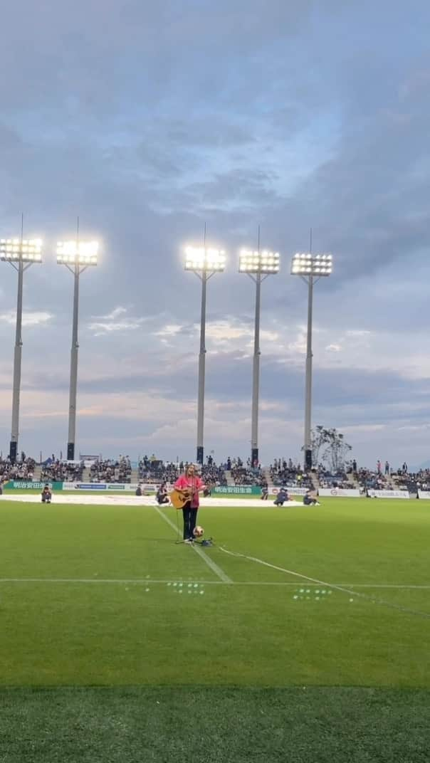 レオラのインスタグラム：「➰⚽️❤️‍🔥 ハーフタイムショーのワンシーン🤣  歌ってたらボールが転がってきた！笑 これも楽しい思い出です🫶🏻  もし次回またボールが来たら、、 蹴ってもいいかな？🤣  #FC今治 #ハーフタイム #letitfly」