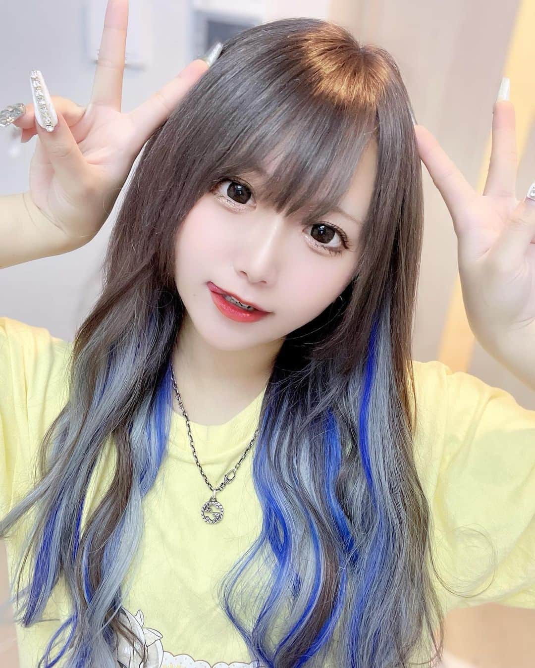 のインスタグラム：「久々に髪色がっつり変えた💙🩵 . . .  .  #コンカフェ #コンカフェ嬢 #cosplay #cosplaygirl #japanesegirl #japanesecosplay #自撮り #自撮り界隈 #コスプレイヤー #セルカ #インナーカラー ー#メイド #歌舞伎町 #셀카 #셀카놀이 #얼스타그램 #코디 #코디스타그램 #地雷系女子 #地雷女  #いいね返し #いいねした人全員フォローする  #隠せないヲタク #隠せないをたく #ジラジョ #青メッシュ」