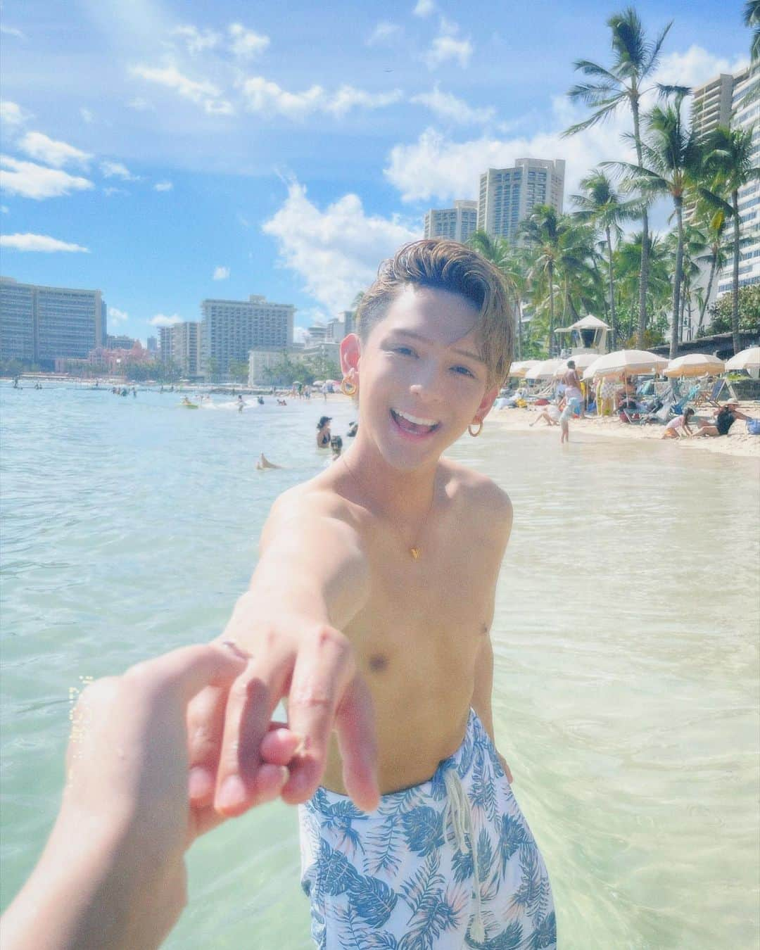 一郎のインスタグラム：「. 海で彼女が撮ってくれた写真📷✨ . @riri_yurina」