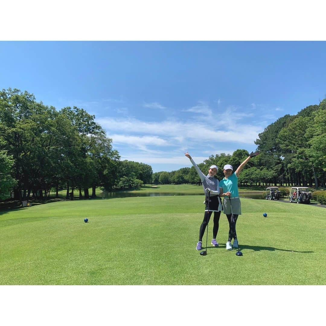 遠藤瞳のインスタグラム：「母、ゴルフデビュー🥳 冬の間レッスンと練習を重ねて初ラウンド⛳️ 雨予報が快晴に🤩わたしたち親子晴れ女よ😏 これから長く一緒に楽しめる趣味が出来て嬉しい！💖  母も負けず嫌いなのでもっと飛ばしたい！！！と 燃えていた🔥 会うたびにゴルフの話と運動の話をたくさんしてます🔥  この日は102！ 早く練習したい！！！！！  #golf  #ゴルフ」