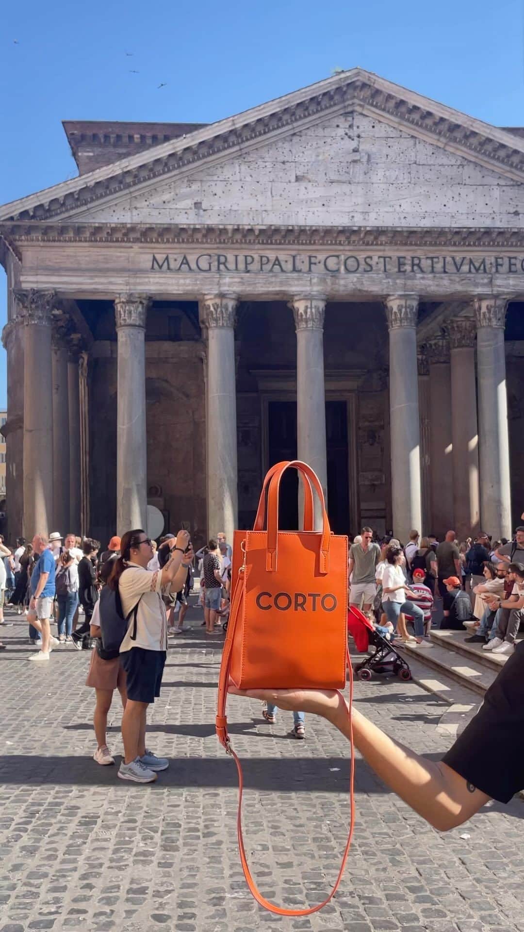 コルトモルテドのインスタグラム：「Corto Moltedo takes Rome 🇮🇹  Find us in Piazza Capranica 94  #corto #cortomoltedo #rome #torome #visitcorto  #madeinitaly #fattoinitalia」