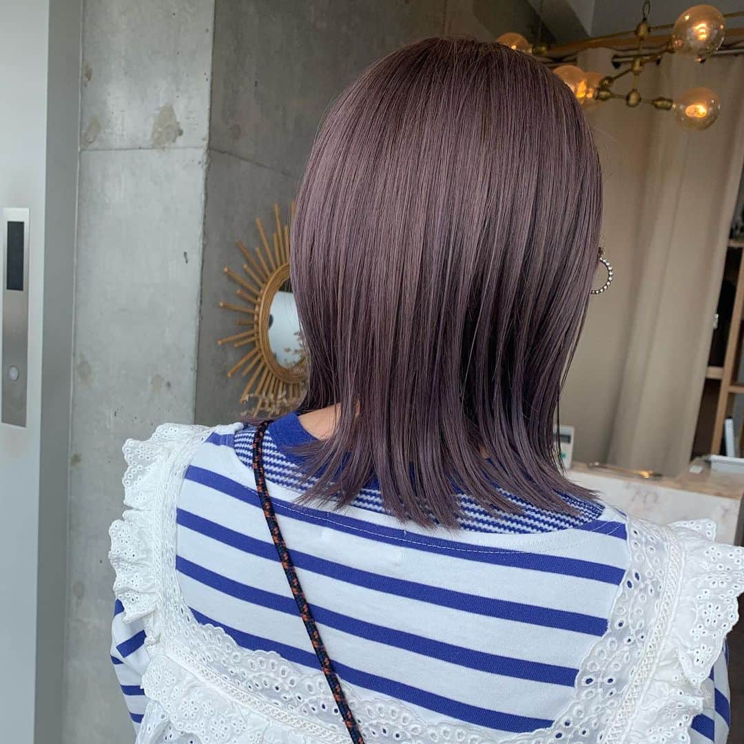 小松美緒のインスタグラム：「@komatsumio    1ブリーチでのlavender greige 🍇　  【イメチェンクーポン】　 ダブルカラー + 眉マスカラ present ¥15670   ご新規様にオススメの今のメニューです✨」