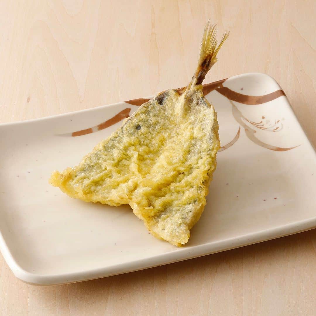 丸亀製麺さんのインスタグラム写真 - (丸亀製麺Instagram)「うどんと天ぷらはセットでしょ！という方は「😋」で教えてください！  6月も季節限定天ぷらが登場！さっぱり冷たいうどんと一緒にいかがですか？ 今月のラインナップはこちら👇  🥢今が旬！アスパラの旨みと柔らかい食感がクセになる #アスパラ天 🥢外はサクッ、中はズッキーニの甘みがジュワっと広がる #ズッキーニ天 🥢牛肉と玉ねぎの旨みがギュッと詰まった #メンチカツ 🥢身が厚く、アジのふわふわ食感が楽しめる #アジ天  ※一部取扱のない店舗がございます。 ※アスパラ天は、6月中旬までの販売となります。  #丸亀製麺 #丸亀うどん #udon #麺 #うどん #天ぷら」6月12日 21時00分 - marugame_