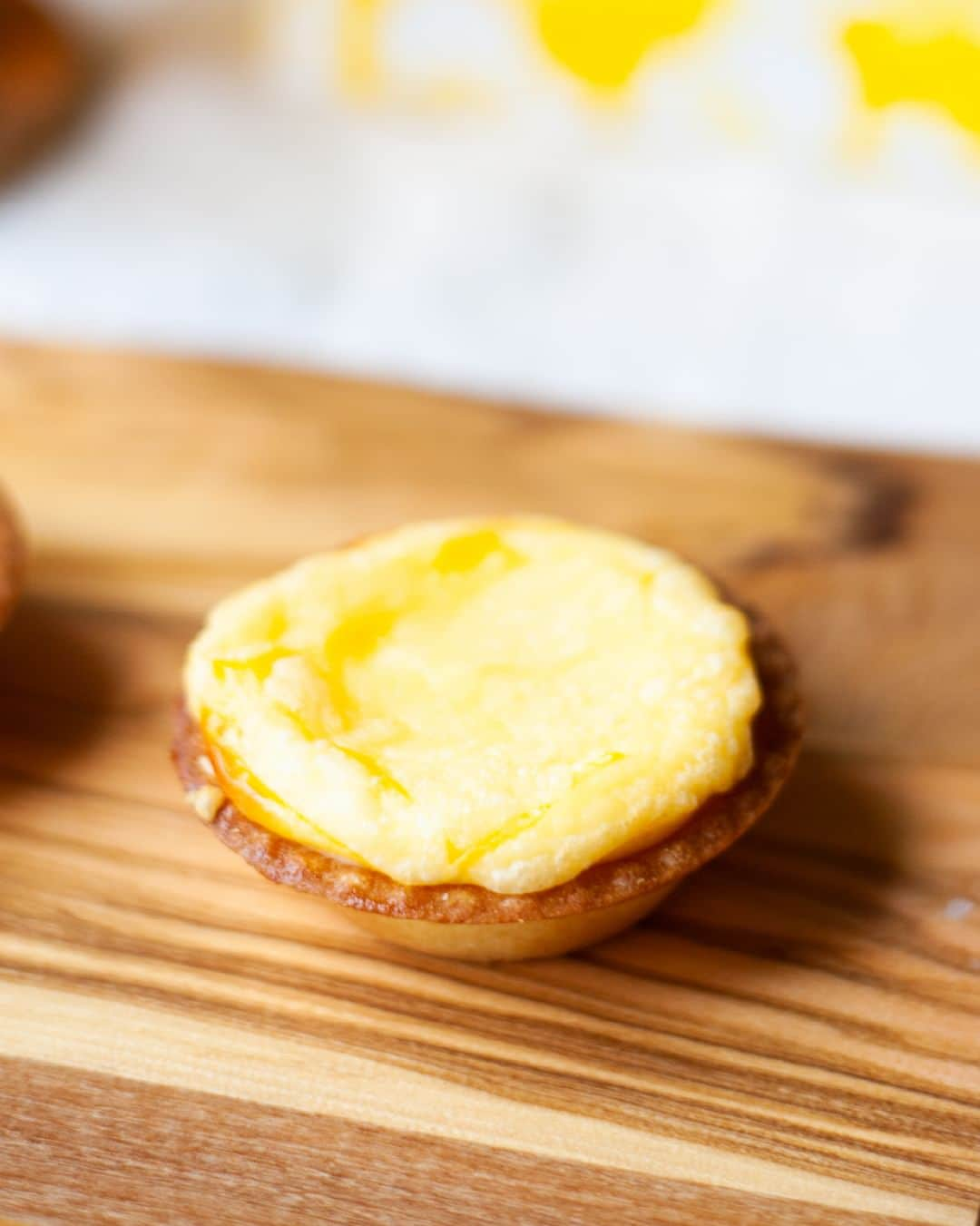 BAKE CHEESE TART OFFICIALさんのインスタグラム写真 - (BAKE CHEESE TART OFFICIALInstagram)「ちょっとしたプレゼントや 自分のためのご褒美スイーツにぴったりな 3個ボックスもご用意しています🎁  父の日のセットでは、 定番の焼きたてチーズタルトと 抹茶、ゴーダをおすすめしています🌿  翌日に冷やして食べたい！ 冷凍して、アイスにして食べたい！  そんな時には、6個箱でのご購入もおすすめです🙆‍♀️  #ベイクチーズタルト #bakecheesetart #チーズタルト専門店 #チーズタルト #チーズ #チーズケーキ #抹茶 #抹茶スイーツ #抹茶チーズケーキ #maccha #ゴーダ #ゴーダチーズ #父の日 #父の日プレゼント #父の日ギフト #父の日ケーキ」6月12日 21時00分 - bakecheesetart