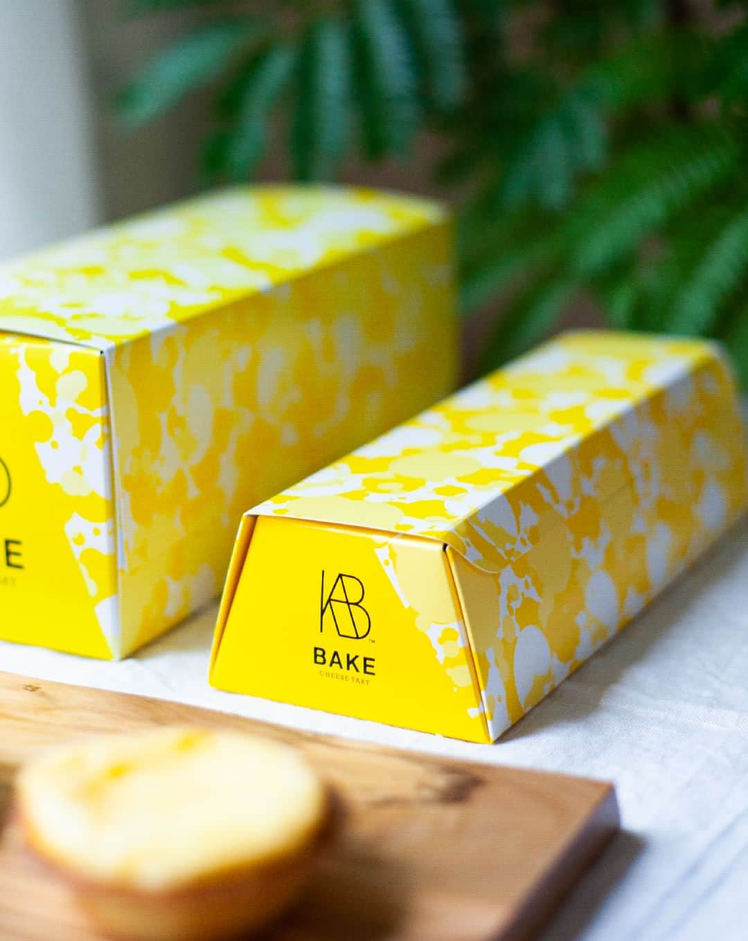 BAKE CHEESE TART OFFICIALさんのインスタグラム写真 - (BAKE CHEESE TART OFFICIALInstagram)「ちょっとしたプレゼントや 自分のためのご褒美スイーツにぴったりな 3個ボックスもご用意しています🎁  父の日のセットでは、 定番の焼きたてチーズタルトと 抹茶、ゴーダをおすすめしています🌿  翌日に冷やして食べたい！ 冷凍して、アイスにして食べたい！  そんな時には、6個箱でのご購入もおすすめです🙆‍♀️  #ベイクチーズタルト #bakecheesetart #チーズタルト専門店 #チーズタルト #チーズ #チーズケーキ #抹茶 #抹茶スイーツ #抹茶チーズケーキ #maccha #ゴーダ #ゴーダチーズ #父の日 #父の日プレゼント #父の日ギフト #父の日ケーキ」6月12日 21時00分 - bakecheesetart