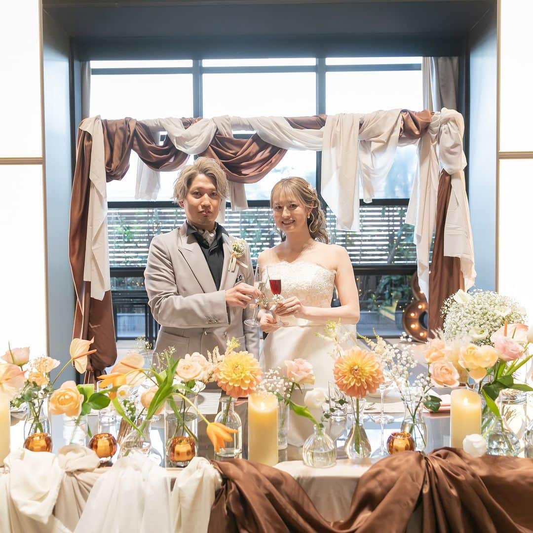 【公式】アルカンシエルリュクスマリアージュ名古屋さんのインスタグラム写真 - (【公式】アルカンシエルリュクスマリアージュ名古屋Instagram)「【乾杯ショット📷】  結婚式で抑えておきたい乾杯ショット🥂✨  メインテーブルのお花と共に 撮影させてただく事でより華やかに💓  名駅徒歩5分の結婚式場💒✨  『#感謝を式のまんなかに。』をテーマに、青空を貸切る祝福のステージと上質な空間で生まれる、ゲストとの忘れられない一日のつくりかたを紹介しています💓  👇🏻をタップ🌈👣 @arcenciel.luxenagoya  2023年度版　JapanBrandCollectionに掲載されました 公式アカウント⇨ @japanbrandcollection lit.link/japanbrandcollection  #2023春婚 #2023秋婚  #高砂装花  #高砂装飾  #披露宴 #披露宴レポ #花嫁レポ #結婚式当日レポ #結婚式当日 #ウエディングレポ #ウェディングレポート #アルカンシエル #アルカンシエルluxemariage名古屋 #アルカン花嫁 #東海花嫁  #東海プレ花嫁 #名古屋花嫁 #名古屋プレ花嫁 #名古屋ウエディング #名古屋ウェディング #名古屋結婚式 #名古屋結婚式場 #愛知結婚式 #日本中のプレ花嫁さんと繋がりたい #結婚式レポート #結婚式レポ」6月12日 21時00分 - arcenciel.luxenagoya