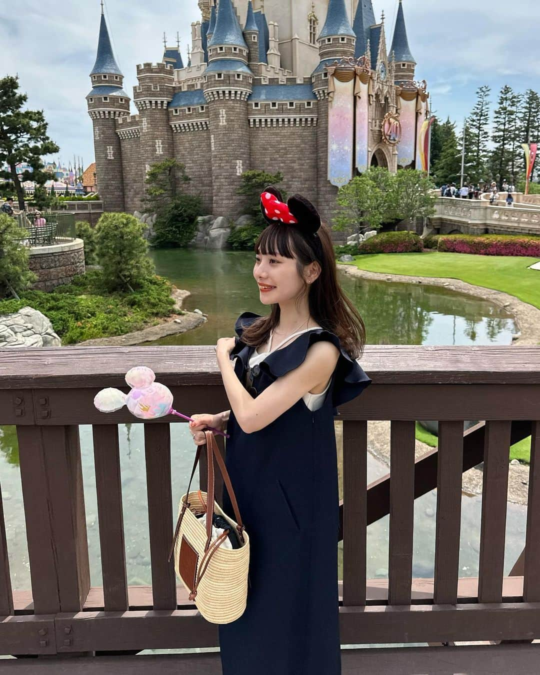 まるさんのインスタグラム写真 - (まるInstagram)「Disneyコーデ🐭♡ ㅤ 前から沢山質問いただいてたワンピは @hinari_official の新作です☺️❤️‍🔥 フリルがたまらん、可愛いすぎる🥹🥹 ㅤ 夏のデートにめちゃおすすめのアイテムなので リリースをお楽しみに〜！！🌛 6月中販売予定だよっ🫶 ㅤ ネイビーめちゃ可愛いくて いちばんお気に入りのカラー🥰  インナーは @hinari_official の デザインタンクを着てます🧖 この組み合わせがほんっと可愛いから 是非一緒に着てほしい🤍 ㅤ ㅤ #disneyland #ディズニーコーデ」6月12日 21時00分 - marumaru1530