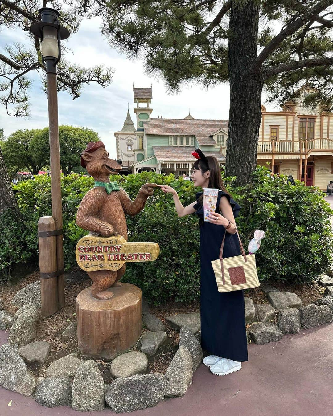 まるさんのインスタグラム写真 - (まるInstagram)「Disneyコーデ🐭♡ ㅤ 前から沢山質問いただいてたワンピは @hinari_official の新作です☺️❤️‍🔥 フリルがたまらん、可愛いすぎる🥹🥹 ㅤ 夏のデートにめちゃおすすめのアイテムなので リリースをお楽しみに〜！！🌛 6月中販売予定だよっ🫶 ㅤ ネイビーめちゃ可愛いくて いちばんお気に入りのカラー🥰  インナーは @hinari_official の デザインタンクを着てます🧖 この組み合わせがほんっと可愛いから 是非一緒に着てほしい🤍 ㅤ ㅤ #disneyland #ディズニーコーデ」6月12日 21時00分 - marumaru1530