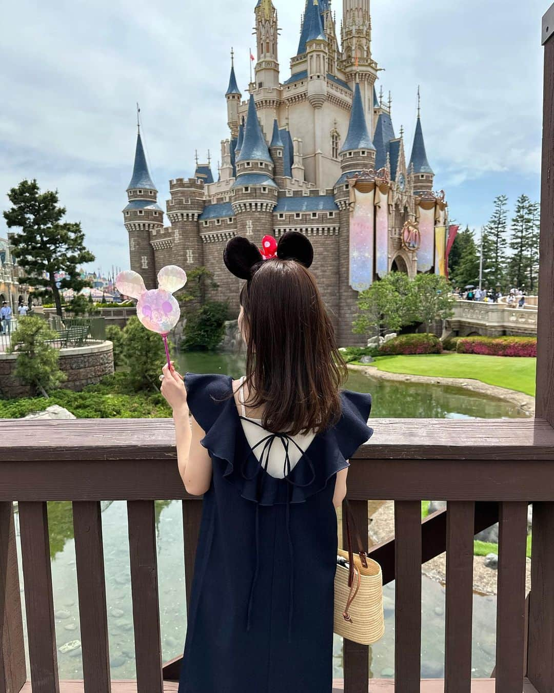 まるさんのインスタグラム写真 - (まるInstagram)「Disneyコーデ🐭♡ ㅤ 前から沢山質問いただいてたワンピは @hinari_official の新作です☺️❤️‍🔥 フリルがたまらん、可愛いすぎる🥹🥹 ㅤ 夏のデートにめちゃおすすめのアイテムなので リリースをお楽しみに〜！！🌛 6月中販売予定だよっ🫶 ㅤ ネイビーめちゃ可愛いくて いちばんお気に入りのカラー🥰  インナーは @hinari_official の デザインタンクを着てます🧖 この組み合わせがほんっと可愛いから 是非一緒に着てほしい🤍 ㅤ ㅤ #disneyland #ディズニーコーデ」6月12日 21時00分 - marumaru1530