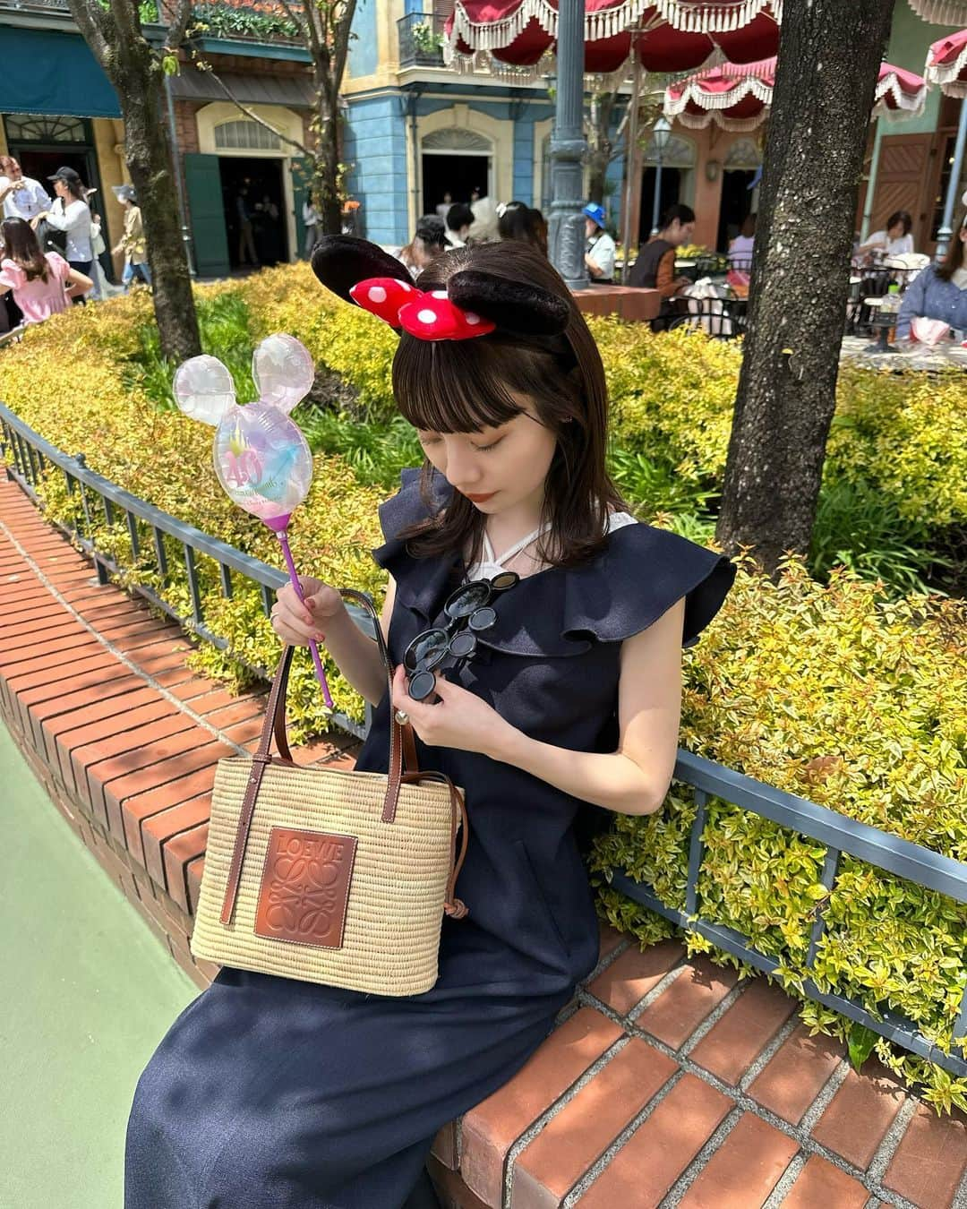 まるさんのインスタグラム写真 - (まるInstagram)「Disneyコーデ🐭♡ ㅤ 前から沢山質問いただいてたワンピは @hinari_official の新作です☺️❤️‍🔥 フリルがたまらん、可愛いすぎる🥹🥹 ㅤ 夏のデートにめちゃおすすめのアイテムなので リリースをお楽しみに〜！！🌛 6月中販売予定だよっ🫶 ㅤ ネイビーめちゃ可愛いくて いちばんお気に入りのカラー🥰  インナーは @hinari_official の デザインタンクを着てます🧖 この組み合わせがほんっと可愛いから 是非一緒に着てほしい🤍 ㅤ ㅤ #disneyland #ディズニーコーデ」6月12日 21時00分 - marumaru1530