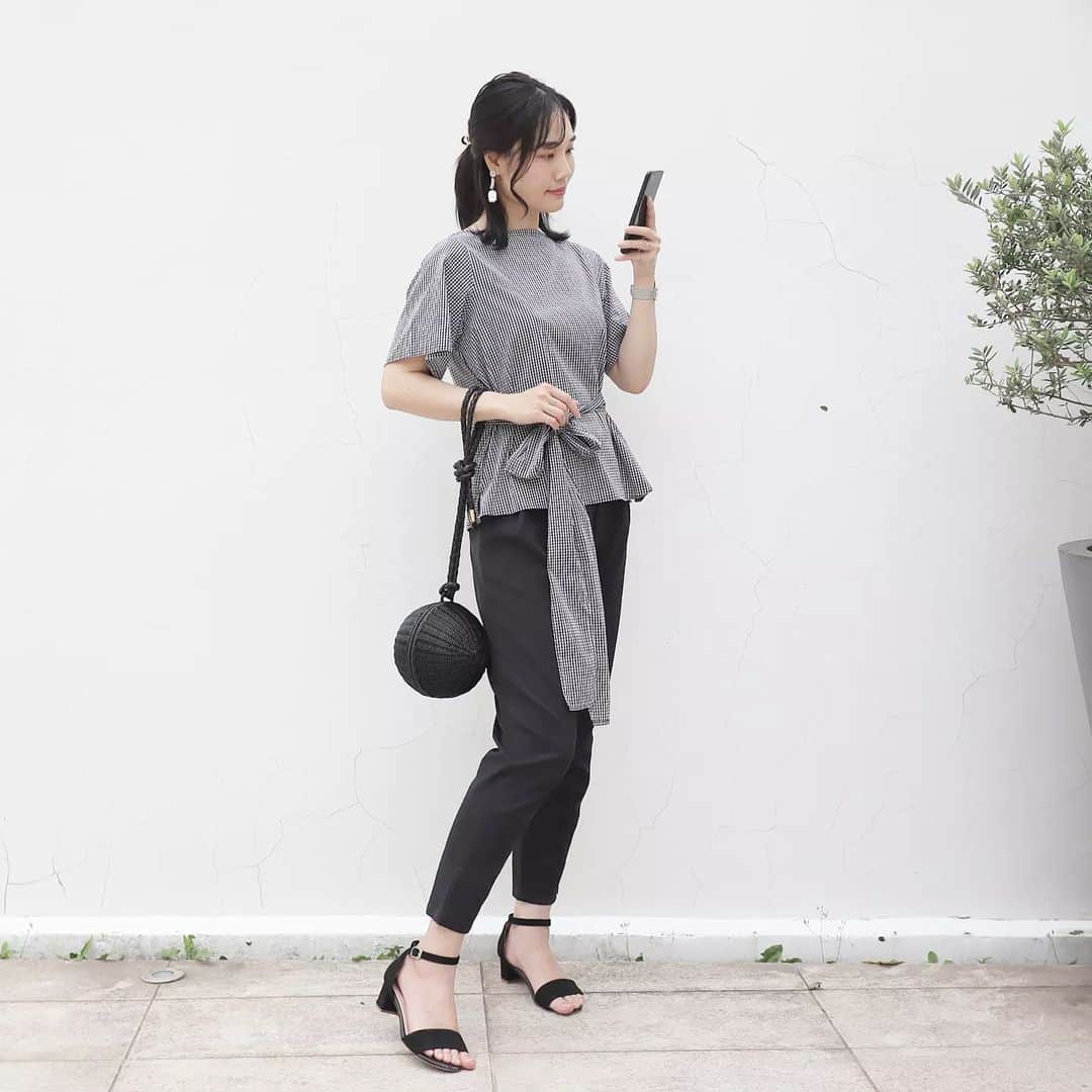 Eri Satoのインスタグラム：「【🛍EDIST. CLOSET サステナSALE🛍】 · 先日も投稿した、 ファッションレンタルサービスとして人気の @edist.closet 。 @edist.store · こちらもサステナSALEのセットに入っているアイテムだよ🥰 ギンガムって可愛いよね🤭 腰のリボンは前でも後ろで結んでも🎀 夏はモノトーン多めだけど 黒着ると珍しいって言われる😳 · 【サステナSALE】 開催日程：2023年5月19日(金)〜6月15日(木） サイト：EDIST. WEB STORE アウトレットコーナー https://closet.edist.jp/store/outlet · ・トップス5点セット ¥5,500(taxin) https://closet.edist.jp/store/outlet/1492 · ・ボトム4点セット ¥6,600(taxin) https://closet.edist.jp/store/outlet/1493 · ・トップス5点+ボトム4点＝ 9点セット¥1,1000 https://closet.edist.jp/store/outlet/1494 · 以上の３種類のセットが販売されます！ 送料は無料だし、同時購入したアイテムも送料無料になるよ✨ 私はトップス5点セットを選びました✨ · @edist.store  #edistcloset  #edistclosetコーデ  #エディクロサステナsale #サスティナブル#ファッション#コーデ#カジュアルコーデ#オフィスコーデ#ママコーデ#きれいめコーデ」