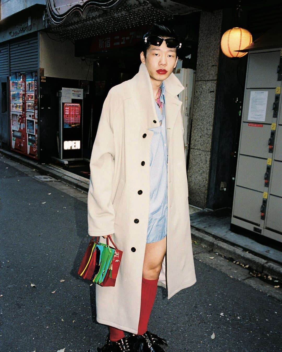 GRINDのインスタグラム：「. The Force for GRIND Vol.106 2023 SPRING/SUMMER  LES SIX 「アジアからの逆襲」  川西遼平率いる 〈LES SIX〉。ニューヨークで経験を積み、地元鳥取へ戻りモノづくりを続けてきた川西は、昨年から東京を拠点に活動をしている。技術、ユーモア、皮肉、熱量、いろいろな要素が入り混じるクリエイションには、ファッションを盛り上げるためのヒントが隠されているように思える。3月末にホストクラブを会場に実施された 〈LES SIX〉のショーについての話題をベースに、バックステージの模様を収めた写真と合わせてお届け。ファッションの文脈、カルチャーの成り立ち、東京でのクリエイションといったあらゆる角度から、メインストリームへの痛烈なカウンターの機会を探る。  Photo_Yuta Kawanishi Edit&Text_Shuhei Kawada  #grind #grindmagazine #unexpected #lessix」