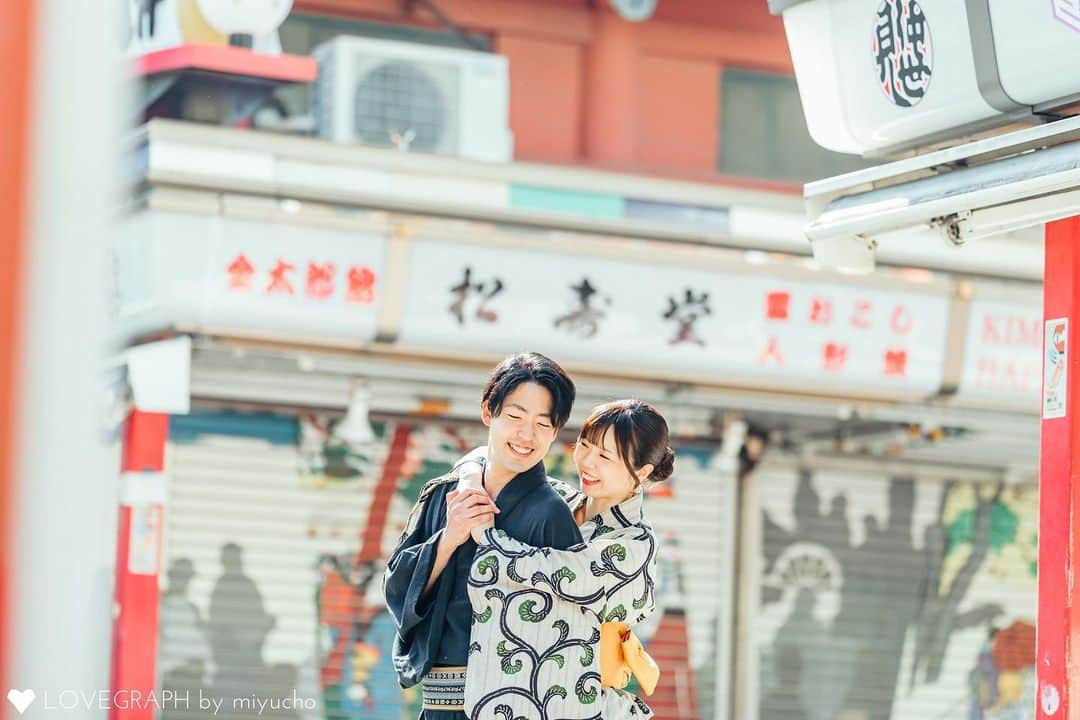 Lovegraph［ラブグラフ］のインスタグラム：「ㅤㅤㅤ二人で浴衣を着る日に 二人だけの写真を残したい。♡ ㅤㅤㅤ ୨୧┈┈┈┈୨୧ ㅤㅤㅤㅤㅤㅤ 出張撮影Lovegraphの公式アカウントです❁︎ ㅤㅤㅤ カップル・ウェディング・ファミリー・プロフィール写真など様々なジャンルの撮影を受付中📸💫 26,180円/データ75枚〜 ㅤㅤㅤ 撮影予約はプロフィールURLからどうぞ☺️✈️ @lovegraph_me ㅤㅤㅤ ୨୧┈┈┈┈୨୧ ㅤㅤㅤ #Lovegraph #ラブグラフ #幸せな瞬間をもっと世界に ㅤㅤㅤ  #出張カメラマン #ロケーションフォト #浴衣女子 #浅草観光 い　#着物コーデ #カップルの日常 #カップルフォト #tokyophotographer」