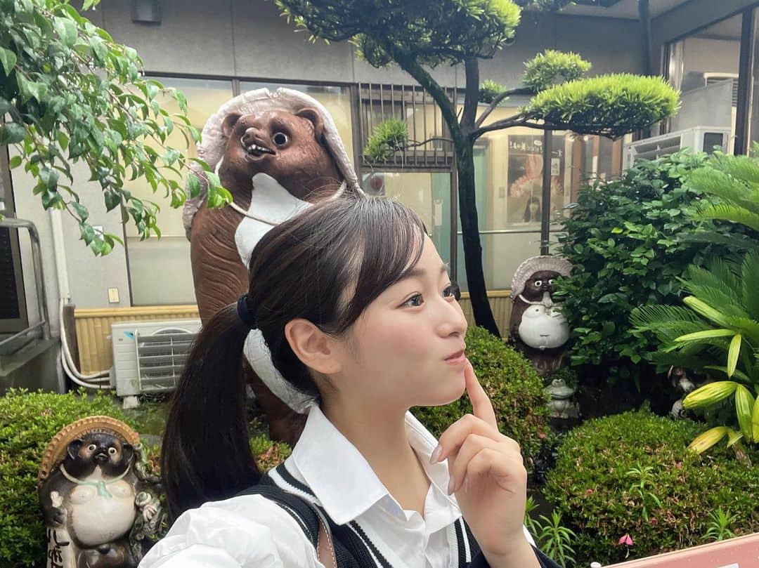奥原ゆきののインスタグラム：「先日出張の帰りに鹿児島で「ざぼんラーメン」を食べました。 与次郎にある本店に行ったらなんと‥たぬきがいっぱい！ . そして、よく見ると巨大狸の後ろにミニ西郷さんが‥！ . 西郷さんはとてもポジティブな信念の持ち主と言われていて色んな名言があります。  私は「事に当たり、思慮の乏しきを憂うることなかれ。」という言葉が好きです。  直訳すると"考えるよりも動け"みたいなニュアンスですが、  何かを実行しようとする時、考え込むことが多いけど、1人で考えられることはちっぽけだから、ある程度熟慮したら熱意を持って動き出すことが大事だよ、という言葉なのかなと思っています🔥  外は雨で気持ちもどんよりするけど、今週も頑張りましょ〜っ☔️」
