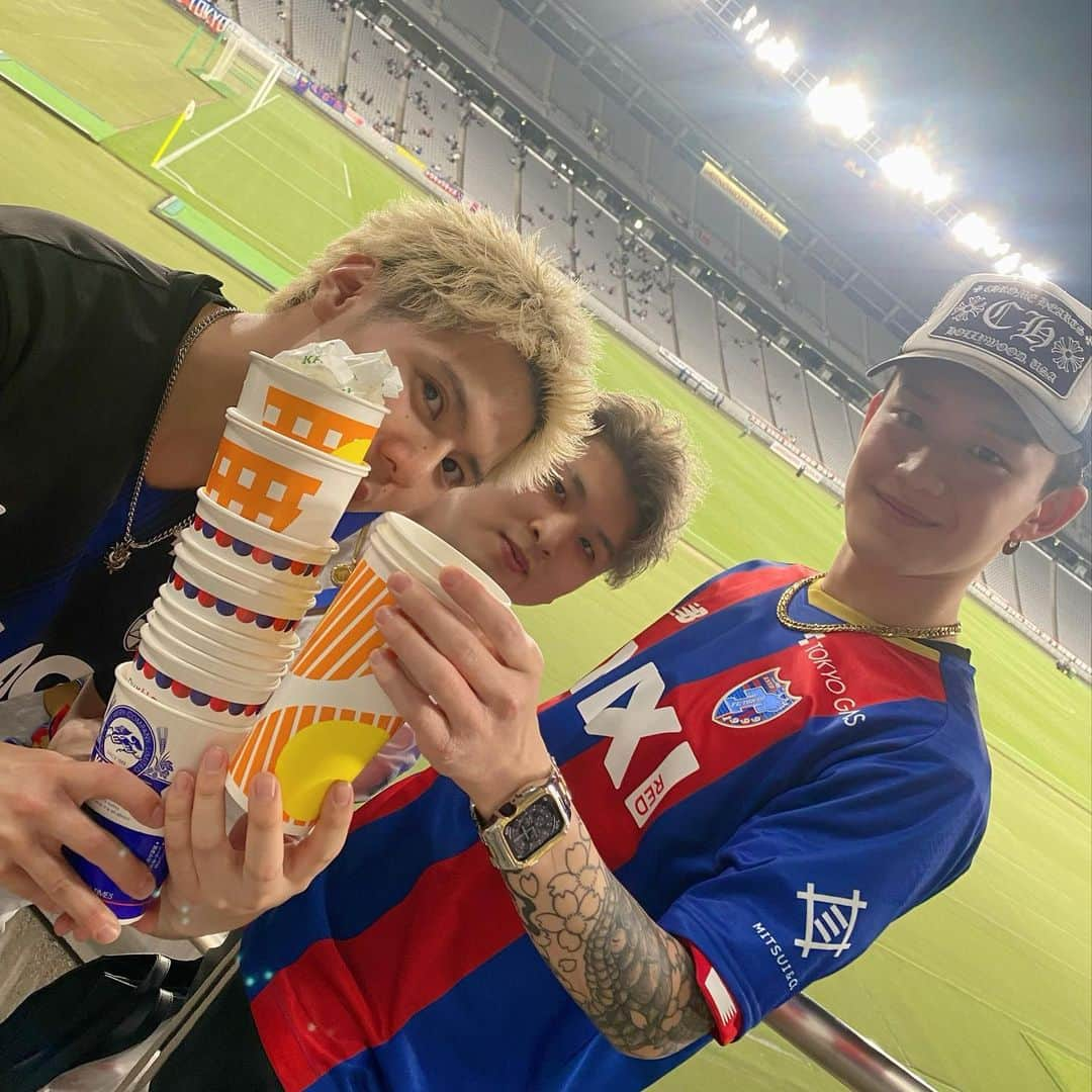 クニさんのインスタグラム写真 - (クニInstagram)「. . .💙❤️天皇杯💙❤️ . .俺たちのダマさんにご招待頂き参戦⚒️🔥 . .福島相手に勝利❤️‍🔥 . .めちゃくちゃ楽しい観戦になりました♪ . .途中たまたま帰国してた小川諒也選手に会えたり、東京公式のYouTuberコハロンさんに会えたり。。。🤭 . .ダマさんのPKは相手心理を揺さぶる完全に計算された空間作り。半端ねぇ😵 . .みんなでお酒も沢山飲んで、全員初観戦にも関わらず、ハマってくれました🤩 . .そんくらいいい試合だったなぁ。。 . .全員に感謝❤️‍🔥 . .次は緊張感高まる東京ダービー🟢🟡 .楽しみすぎる。。。 . . #fc東京  #味の素スタジアム #ドロンパ #サッカー #jリーグ  #観戦」6月12日 21時05分 - kunikuni99