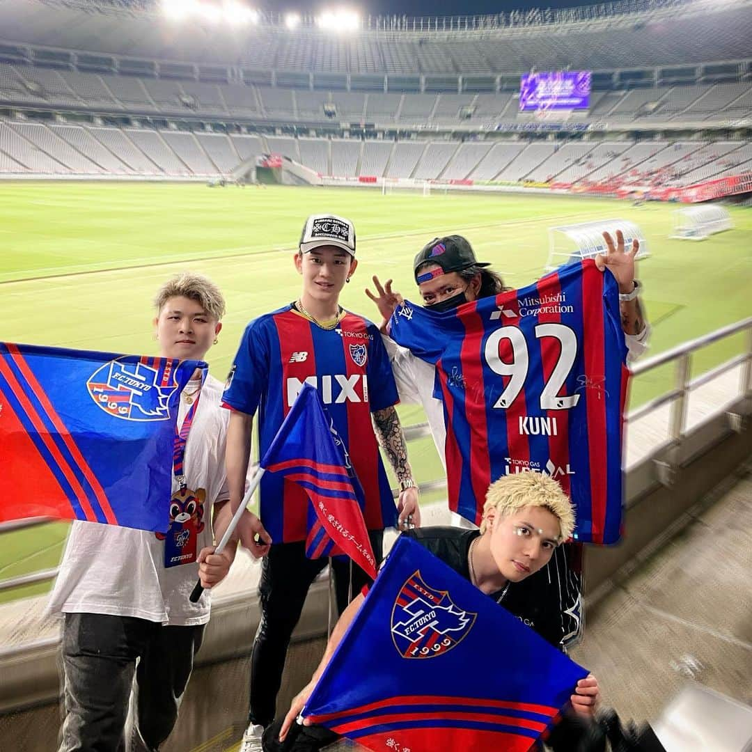 クニのインスタグラム：「. . .💙❤️天皇杯💙❤️ . .俺たちのダマさんにご招待頂き参戦⚒️🔥 . .福島相手に勝利❤️‍🔥 . .めちゃくちゃ楽しい観戦になりました♪ . .途中たまたま帰国してた小川諒也選手に会えたり、東京公式のYouTuberコハロンさんに会えたり。。。🤭 . .ダマさんのPKは相手心理を揺さぶる完全に計算された空間作り。半端ねぇ😵 . .みんなでお酒も沢山飲んで、全員初観戦にも関わらず、ハマってくれました🤩 . .そんくらいいい試合だったなぁ。。 . .全員に感謝❤️‍🔥 . .次は緊張感高まる東京ダービー🟢🟡 .楽しみすぎる。。。 . . #fc東京  #味の素スタジアム #ドロンパ #サッカー #jリーグ  #観戦」