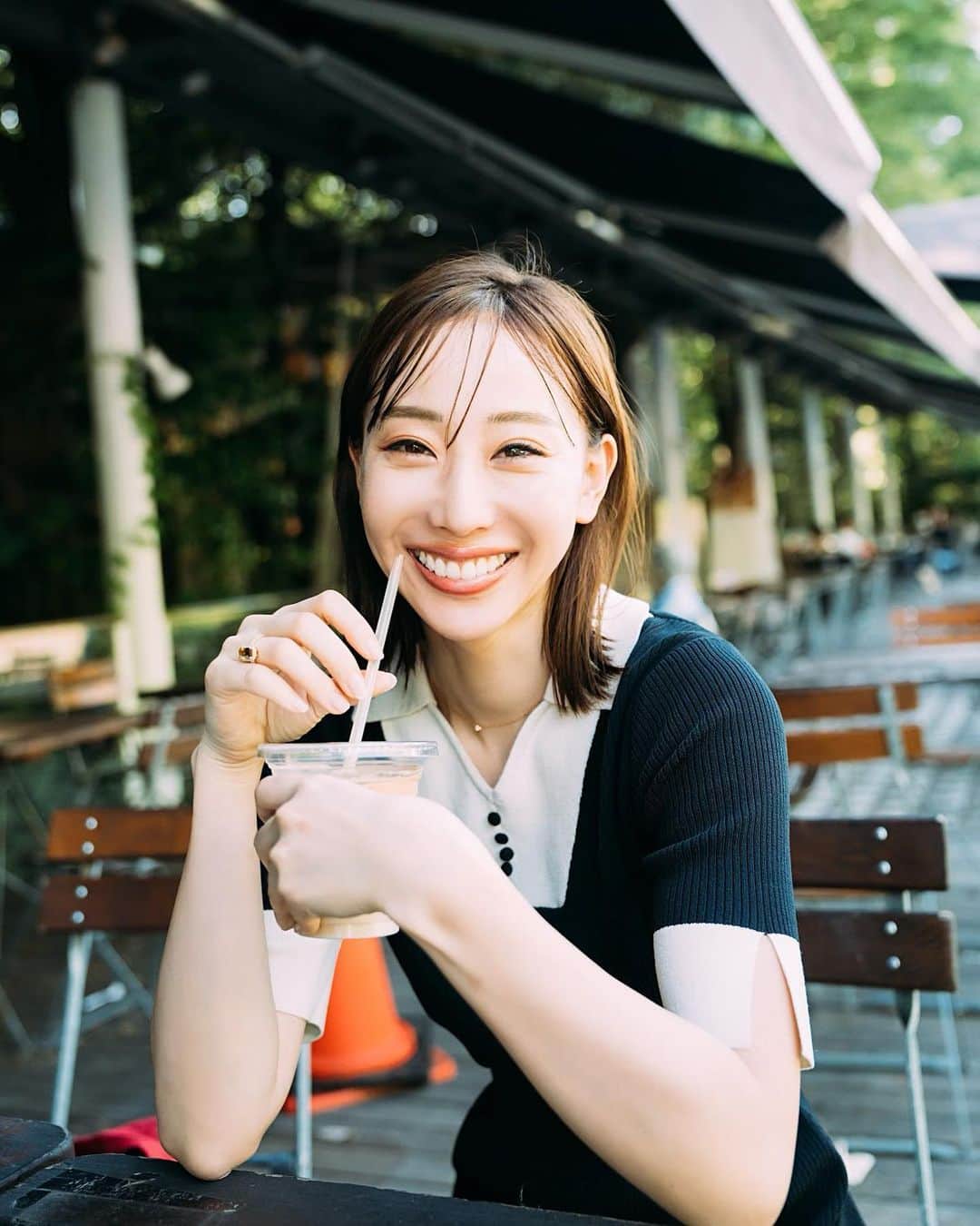秋倉諒子のインスタグラム：「りょことデートなう に使っていいよ♡(古い？)  オプションでもれなく色んな表情が付きます。 どれが好き？🤭  📸　@photototo.10  こだまっちは気遣いの神✨いつもありがとう♡ カメラの仕事依頼はこだまっちにお任せ💁🏼‍♀️✨ テーマ#カフェデート」