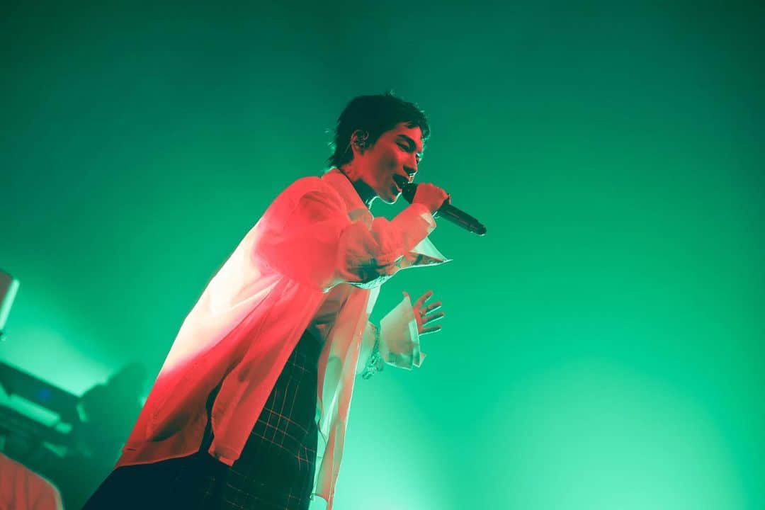 SIRUPのインスタグラム：「BLUE BLUR TOUR 2023 OSAKAAAAAA  地元大阪やっぱ最高でした！  いつも以上にふざけてしまったよ！(ツアーに余裕出来てきたからもある)  マジでみんなの熱量に今回もやられ、さらにパワーアップしてるバンドのグルーヴと一緒にものすごい盛り上がりになって最高の夜になったな  @tanaakin も来てくれて過去最高に遊んだPLAYできたな笑笑  残すはあと3公演！  次は福岡！！待ってろぉ  📸 @nabespg   #ブルブラツアー」