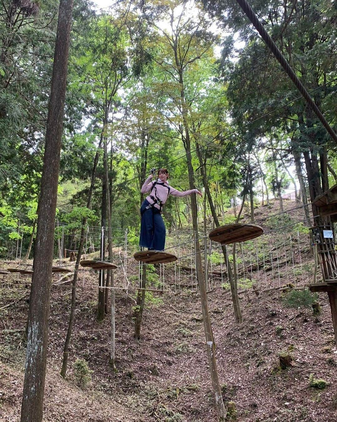 松本ルナのインスタグラム：「お久しぶりです🙋‍♀️  松本です🙋‍♀️✨  皆、元気かい？？✨  私は写真の通り元気モリモリです🫶🏻  最後の更新から1ヶ月経ってて ビックリした😂  最近も自分の目標の為に せっせこ働いております🤘🏻🌈  だけど必ず月毎に 楽しみな予定をいれて リフレッシュもしております😋  仕事も楽しいんだけど 自然に触れ合ったりお友達と会ったり アイラインが取れる程 涙流して笑うのも大切だなぁと😂  ほんと化粧した意味！！って 毎回思うけど😂😂😂  あ！あと美容も色々試してみたり 本読んで素敵だなぁとか 発見した事を友達とかお母さんに すぐ言ってる！！爆笑  そんな日々です。😂  ほんと色んな事があるけど 人生はネタだと思って 前向きに生きております🥳  今月も程よく自分らしく 過ごそうね🫶🏻🌈」