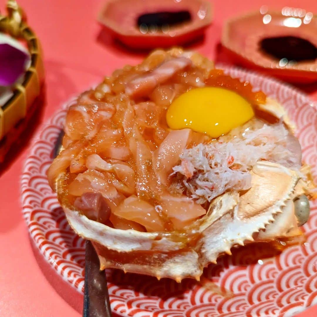 Hiromi Tomiiさんのインスタグラム写真 - (Hiromi TomiiInstagram)「@salmon_labo  . きくりんと行ってきましたー😊 サーモンメニュー縛りのお店😊 . 店内は映えな感じでピンクで可愛かったです◎ . 一番お気に入りは、 サーモンクラムチャウダーパイ包み サーモンのカンカンが可愛かった😊♥ . きくりんは1リットルのハイボールを飲んでました😇😇器が色々選べるよ😊♥ . ひろみはノンアルで乾杯なんだけど、かわいいトムとジェリーのグラスでるんるんでした😊♥ . 大爆笑😂 . . . #サーモンラボ#サーモングルメ#サーモン#大阪グルメ#梅田グルメ#大阪居酒屋#梅田居酒屋#梅田ランチ#梅田ディナー #夏コーデ　#デニムコーデ　#WoomyPR#旅行コーデ#yoga#筋トレ#ダイエット#ボディーメイク#筋トレ女子#ダイエット仲間募集#大阪　　#osaka  #osakajapan　 #大阪散歩」6月12日 21時07分 - hiromi.tomii