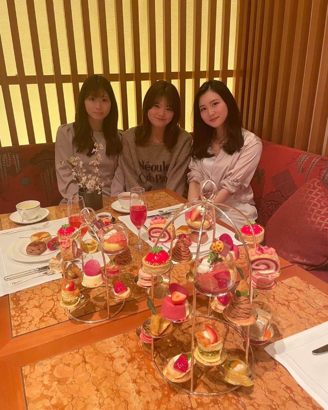太田理恵のインスタグラム：「思い出🍓 ペニンシュラの苺のアフターヌーンティー🫶  #アフターヌーンティー #ペニンシュラアフターヌーンティー #ペニンシュラ東京 #いちごスイーツ #女子会　#今日のおやつ」