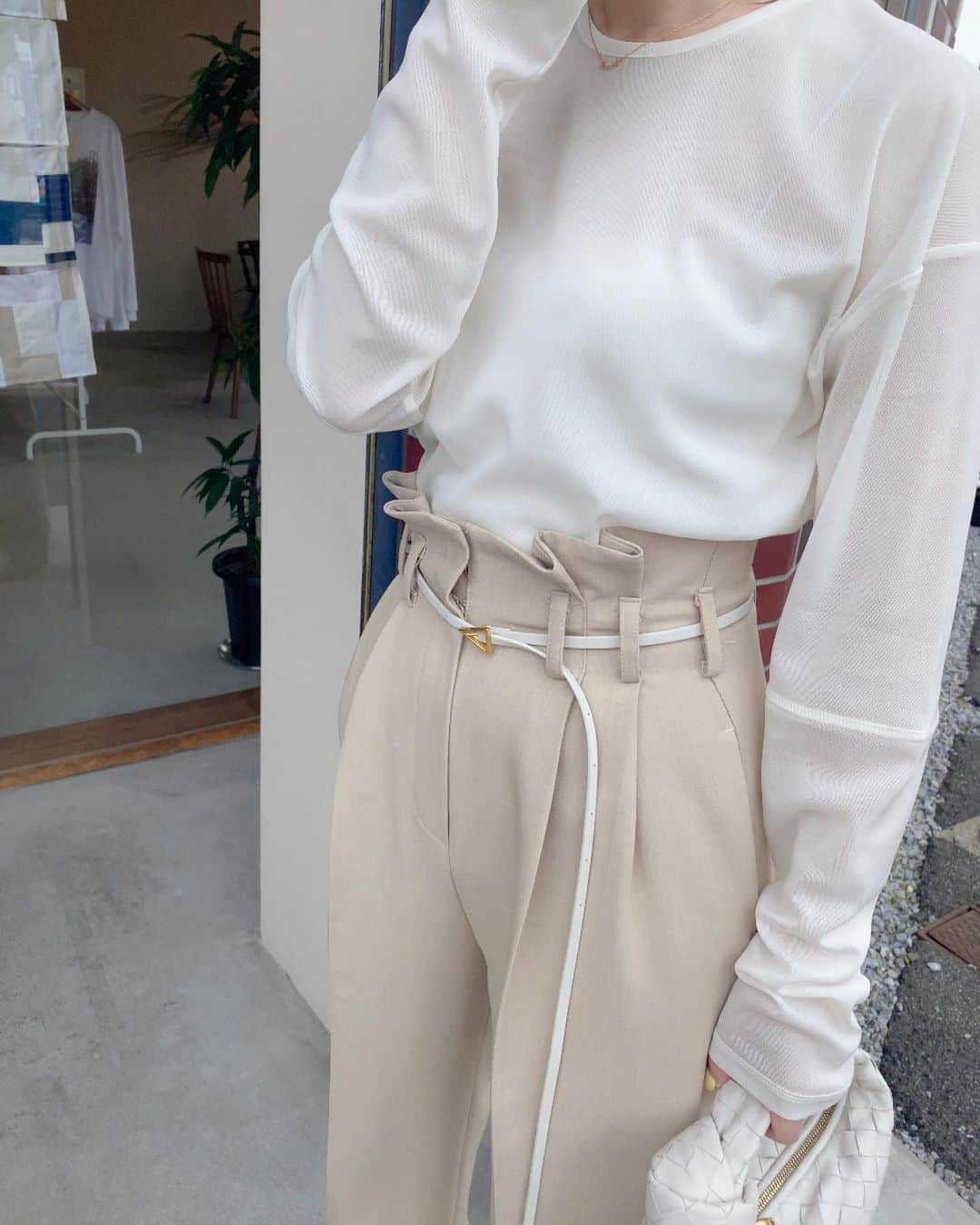 akiii031のインスタグラム：「Tシャツくらい使えるシアーtee 🫶🤍 少量ですが再入荷しました🥚  tops @aulii_amomentofhappiness  pants @thefrankieshop  belt/bag/sandal @newbottega」