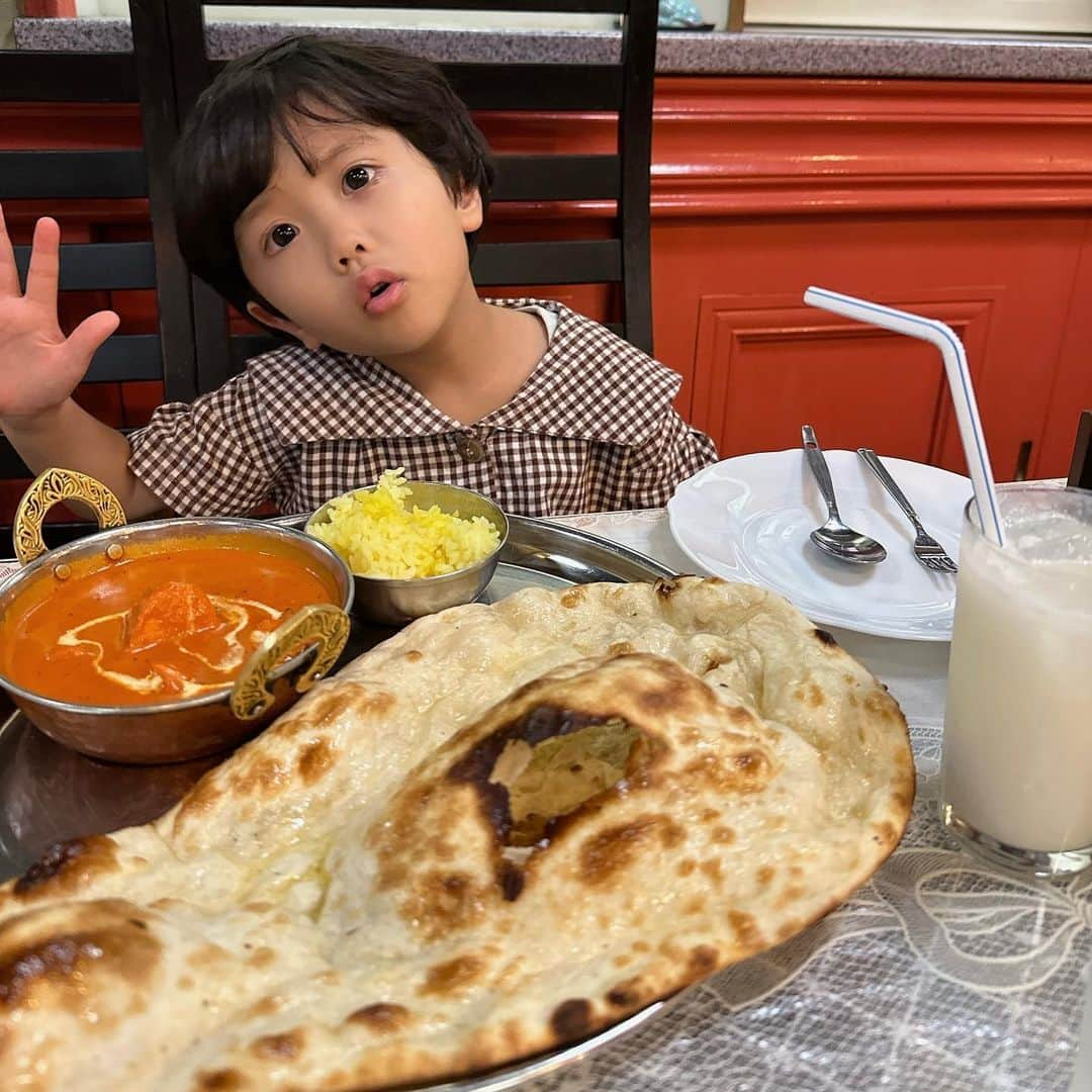 ともみのインスタグラム：「. はるのリクエストでインドカレー🍴 ナンが大好きで、たくさん食べました❤︎ . . . そして、念願のポケカを購入😳 うまく遊べるかな〜？ . . #休日デート #インドカレー #久々に食べた #美味しかったです #ポケカ #懐かしい #年長さん #5歳 #5歳男の子」