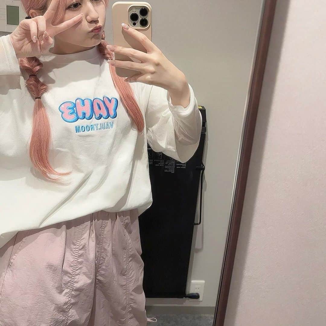 古谷柚里花のインスタグラム：「vaultroom × 濃いめのあかりん&mother3 💞💞💞💞 #vaultroom #tシャツコーデ #ピンクコーデ #アイドル #アプガ #code #retrogirl #wego #ピンクヘア #ピンクカラー #nike」