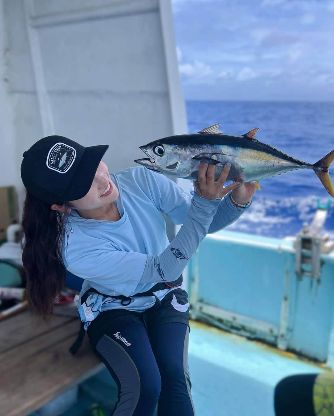 片原恵麻さんのインスタグラム写真 - (片原恵麻Instagram)「61目め:カツオ ———————————————————————————————  可愛すぎるキメジ🤦‍♀️🩷 キハダマグロの顔が好きすぎる😵  この日はエビングでカツオとキメジ狙い↷🐟 電ジギもたのしかった〜!!!  カツオは船で𓌉◯𓇋 ‎  身がありえないくらいモッチモチ( ; ; ) 普段カツオあんまり得意じゃないんだけど、ほんとに美味しかった〜幸🤤  📍宮古島 海宝丸 @kaihoumaru88  ——————————————————————————————— #海宝丸#マグロ#キハダ#キハダマグロ#tunafishing #釣りガール#釣り女子#釣り#海釣り#ツリジョ#fishing#钓鱼#낚시#鱼#강태공#낙씨광#ルアマガ女子部#大物釣り#宮古島釣り#ビッグゲーム#マグロ釣り#オフショア#biggamefishing#泳がせ#沖縄釣り#yellowfin#yellowfintuna」6月12日 21時14分 - emma_katahara