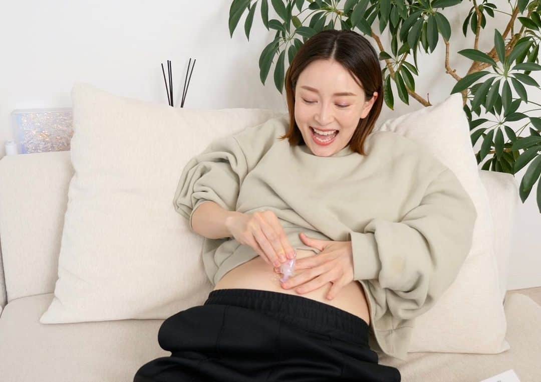 佐々木あさひのインスタグラム：「【朗報】2年前に期間限定で発売された幻の商品が正式販売しました！！その名もへそごまパック！ おへそにゼリーを流し込んで固めてとる、へそごま専用のパックなのですが、2年前に発見して試した時はスポッ！ととれる感動と衝撃と楽しさと自分の匂いにとにかく爆笑😂（YouTubeにもアップしてます）  そんな私の再販を熱望していた気持ちが届いたようで（？）、先日先行体験会へ参加してきまして、産前産後全くケアをしていなかったおへそで試してきました！そりゃあもう大満足の結果で、やっぱり大爆笑でした。笑 こんなに楽しく笑ってケアが出来るなんて、最高過ぎるよ…🥹✨  私のおへそはV型で奥に汚れが溜まりやすいし、ケアがしにくいタイプ。そして産後のお腹のたるみで深さが更にアップ🫄🏻⤴️ とーっても試し甲斐がありました！笑 優しくケアができるので、これは定期的にやりたい、というかやる。  体験会に参加した方それぞれ全く違うおへその形をしていたけど、どんな形状でも満足できるんだなと再確認。家族やカップルで一緒に楽しさを分かち合ってやるのもおすすめ！ 今日のYouTubeで詳しく紹介しているので、良かったら観てくださいね✨ Amazon、楽天で発売中👍  @spotjelly_jp  #へそごま #スポットジェリー #へそまで愛そう#pr」