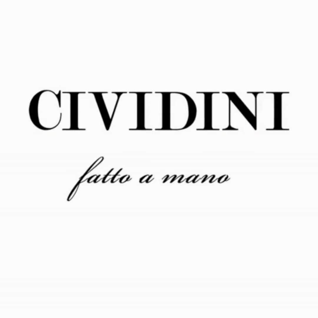 チヴィディーニのインスタグラム：「CIVIDINI "Fatto a Mano".  Limited edition hand-made with artisan techniques by our knitting masters.   #CIVIDINI #knit #knitwear #MadeInItaly #fashion #cashmere #handmade」