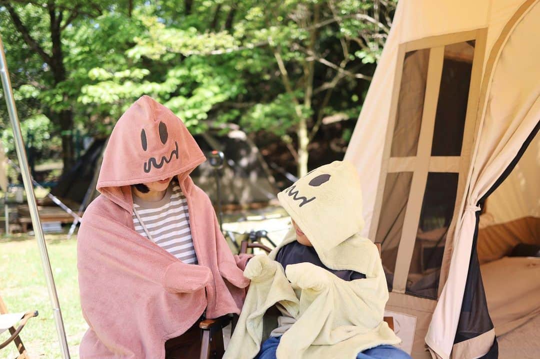 きなこのインスタグラム：「おばけたちのキャンプ👻🏕 フェリシモの"おばけポンチョタオル"、ゆるっとしたデザインと柔らかい色合いがとっても可愛い☺️  これからの季節、プールや川遊びなど、水辺での遊びにぴったり！ふわふわの質感が気持ちよくて、体が冷えて肌寒い時にも羽織りになって便利です◎  お友達やきょうだいでおばけに変身♩プールサイドに現れる小さなおばけたち、可愛いだろなぁ🥰♡  タオルの使い心地について、 @lamiplus_felissimo さんからインタビューを受け記事が公開されてます♩  * #フェリシモ #おばけ #おばけタオル #水遊び #水遊びグッズ #ファミリーキャンプ #小学生 #育児 #子育て #こどもと暮らす」