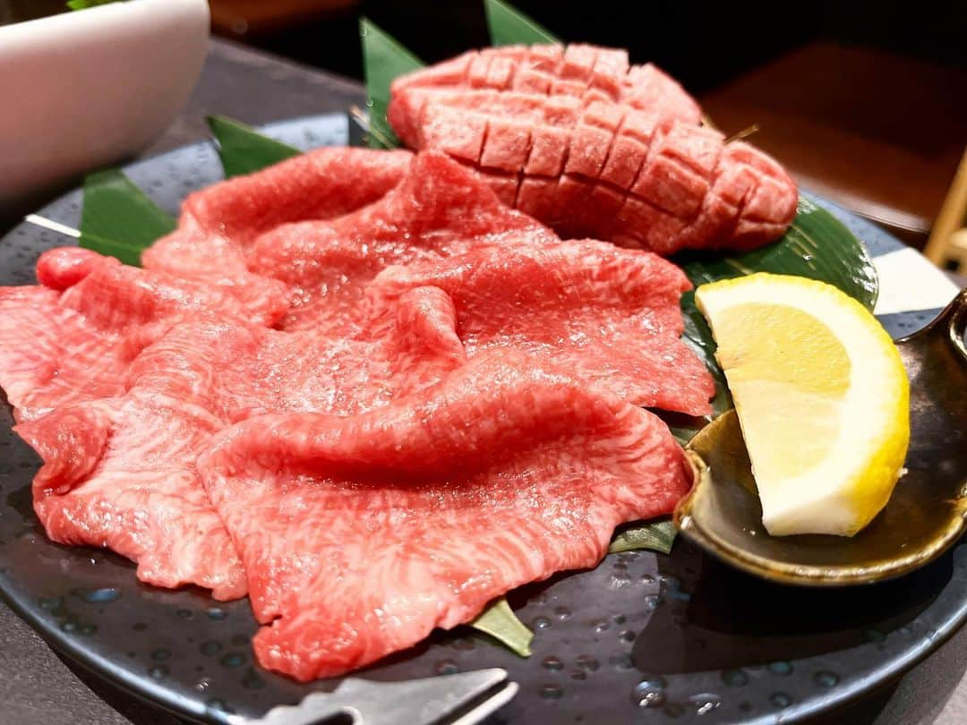 森隆弘のインスタグラム：「✨満腹の至福✨  麻布十番の「焼肉黒十庵」 へ行ってきました✨  注文したお肉は・・・ ・牛タンの厚切り薄切り食べ比べ ・和牛赤身三種盛り合わせ ・ハラミ ・上ミノ  その中でも特にオススメは 「牛タンの厚切り薄切り食べ比べ」✌️  ちょっと残念なのは  お腹がいっぱいでカレーメニューを 楽しむことができなかったです😭 次回は絶対に食べたいです❗️  #焼肉黒十庵 #都内焼肉 #麻布十番グルメ #Actionグルメ #ActionPR」