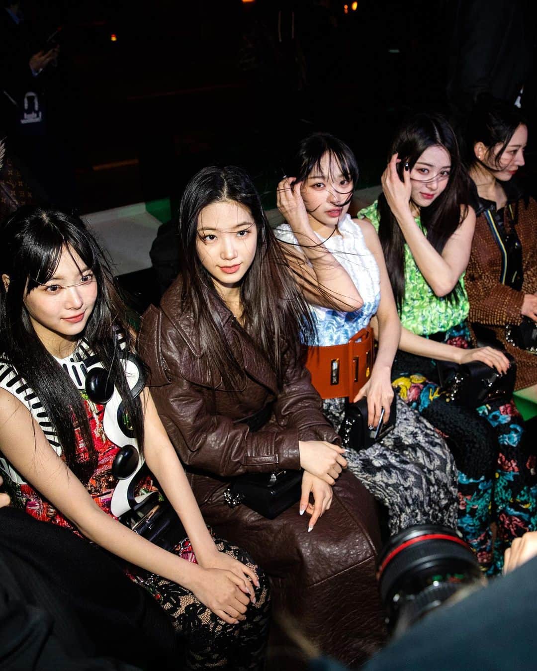 가로수길 , Seoulのインスタグラム：「Louis Vuitton Prefall in Seoul Thx @le_sserafim   진짜 바람이 너무 아쉬워🥹🥲 나 르세라핌 이브, 프시케 그리고 푸른수염의 아내 한번 듣고  빠져서 나올수가 없음ㅠ 하루에 한 오십번은 듣는듯..  Boom boom boom 내 심장이 뛰네 Get it like boom boom boom」