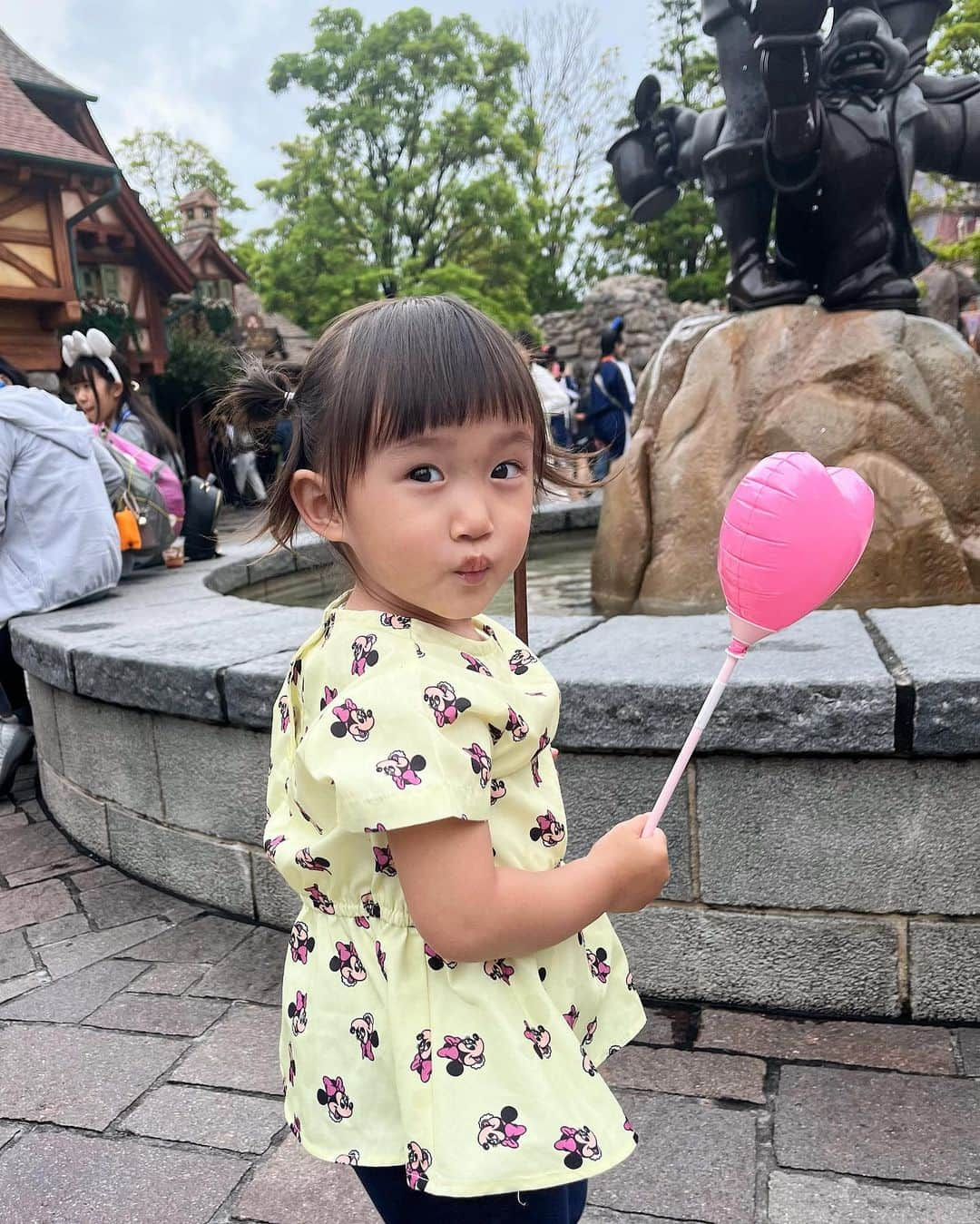 友稀サナさんのインスタグラム写真 - (友稀サナInstagram)「子供達のお洋服しまむらで見つけたんだけどセットアップで1200円だった😳 値段設定バグ🤣1秒も迷わず購入だよね🥺👍めっかわ🩷 娘ちんのボトムスは短めだったから転んだ時に膝がなｧ…と過保護な母なので今回はトップスだけ🐥 最近娘ちんは「ピンクｩ💢」とか「どりぇしゅ(ドレス)💢」とか 自分の好みの洋服じゃないとブチ切れ期に入って、一方母は やかましー😇何でもええからはよ着ろや期で(←)毎日戦争なんだけど「ミッキー行くからミニーちゃんのお洋服にお着替えだよ〜」って言ったら「あーい🙌♡」ってご機嫌に着てくれた😮‍💨✨ このヒヨコ色が可愛いー🥹娘ちん絶対似合うー😭♡ でも黄色〜〜〜😂ま、いっか✨(←)って買ったけど、 ミニーちゃんのリボンがピンクで助かったぜ…🎀ｾﾞｪｾﾞｪ . ちなみにベイマックスは身長制限あって2人とも乗れないから 毎回外から見学だけしてるんだけどアトラクションの音楽にノリノリでめちゃくちゃ踊ってた🕺 案の定乗りたいって騒がれたけど60分超えなんてさすがに こいつらにゃ無理無理🤷‍♂️せいぜい15〜20分が限度かと🙍‍♂️ 「じゅんばんばん(列)出来る？」と聞いたら (そもそも乗れないけど)2人ともスッとその場から離れて歩き出してたwww 己の力量解ってんねｪ〜‼️🙆‍♀️← . . . #東京ディズニーランド #ディズニーランド #ベイマックスのハッピーライド  #子連れディズニー#ワンオペディズニー #しまむら購入品#しまむらディズニー  #3歳男の子#2歳女の子#年子ママ #2児ママ#年子#年子育児#年子兄妹 #ママリ#ママライフ#ママカメラ #お出掛け記録#兄妹写真 #雨の日ディズニー #順番待ち#自分には無理だと悟る #偉いやん#分かってるやん #そうだよな#長いよな #大きくなったら #プレミアアクセス #買ってあげるな」6月12日 12時22分 - sana0810yuuki