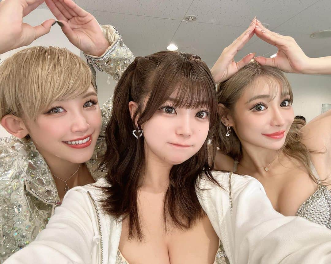 ももさんのインスタグラム写真 - (ももInstagram)「昨日ゲストで出演してくださった ミイさんとエリーさんに お写真とってもらったのー❣️ ミイさんとエリーさんは わたしに歌の素晴らしさだったり 魅せるということを 教えてくださった 私の大尊敬してるお2人なんです🥺 勇気出して声掛けてよかった😭 ももポーズもしてくれて大歓喜🍑 ありがとうございました🥹 #バーレスク #バーレスク東京 #バーレスク東京もも」6月12日 12時22分 - momo_burlesque