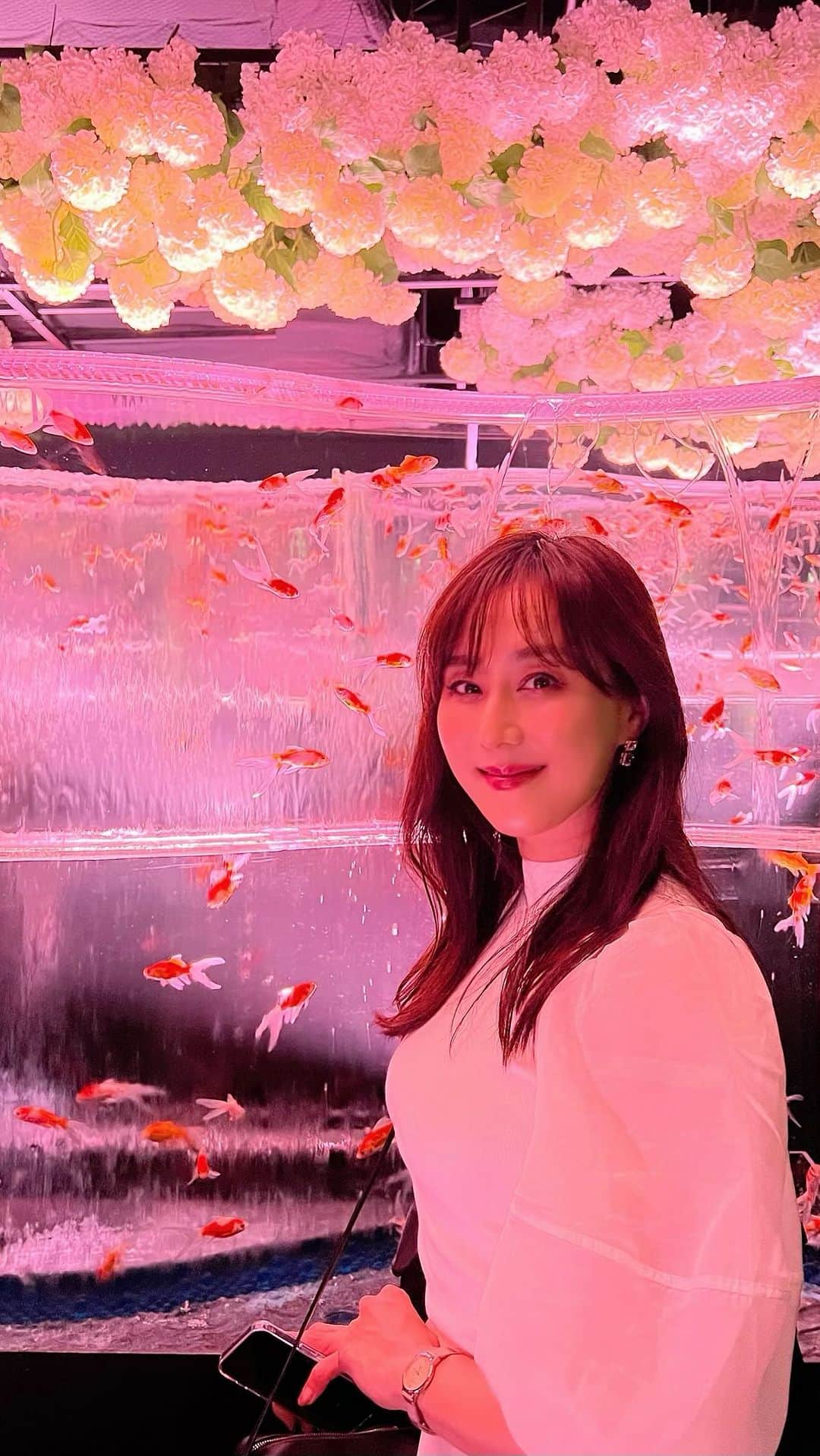 村上麻衣のインスタグラム：「癒されました。  和と華と水と命と光で 幻想的な美しさに✨  オープニングの私の「フワフワ」はフラダンスではなく 金魚のマネしてます🐟  #アートアクアリウム #アートアクアリウム美術館 #癒し #綺麗 #水族館 #金魚 #japan #japantravel #ginza #beautiful #smile」