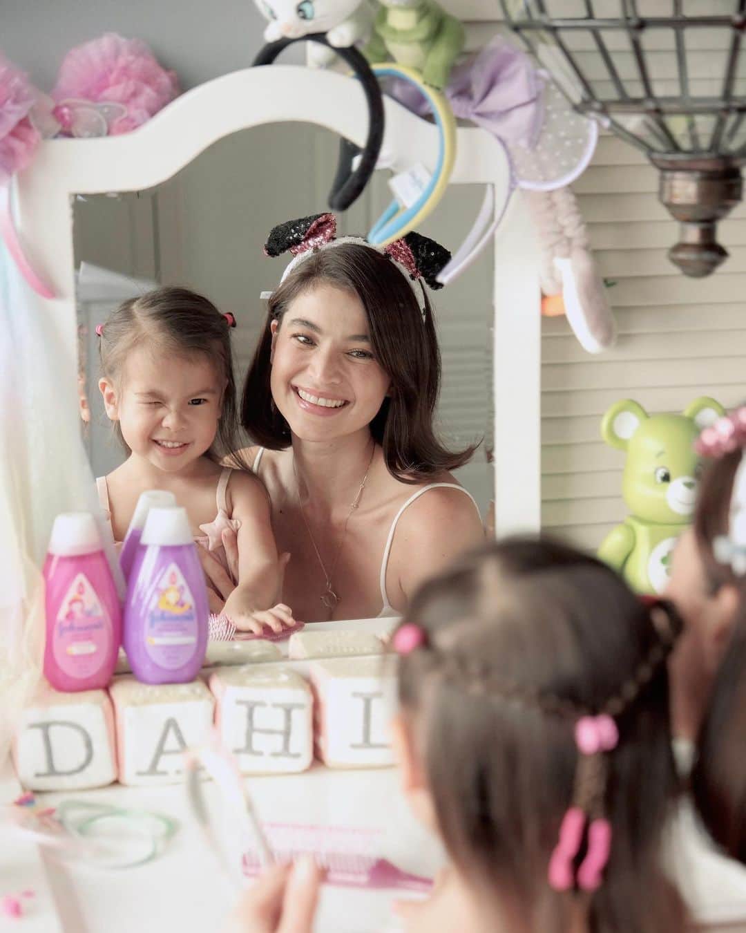 アン・カーティスのインスタグラム：「Big girl na 🌸🧚🏻‍♂️👸🏻 One of my most favorite moments with Dahlia is when I help her get ready for the day. She's just as kikay as I am and I love that she already knows what look or hairstyle she wants (minsan with a tiara pa yan)  so she can feel her bida best, and that's all thanks to our favorite @johnsonsbabyph's active kids shampoo variant, Shiny Drops shampoo.   Speaking of Johnson's Shampoo, don't forget to support the top 20 semi-finalists from the #JohnsonsBidaBest challenge! Choose your favorite entry by liking, commenting, and sharing their videos posted on @johnsonsbabyph's Facebook page. Be a part of choosing @johnsonsbabyph's first ever kidfluencer squad!」