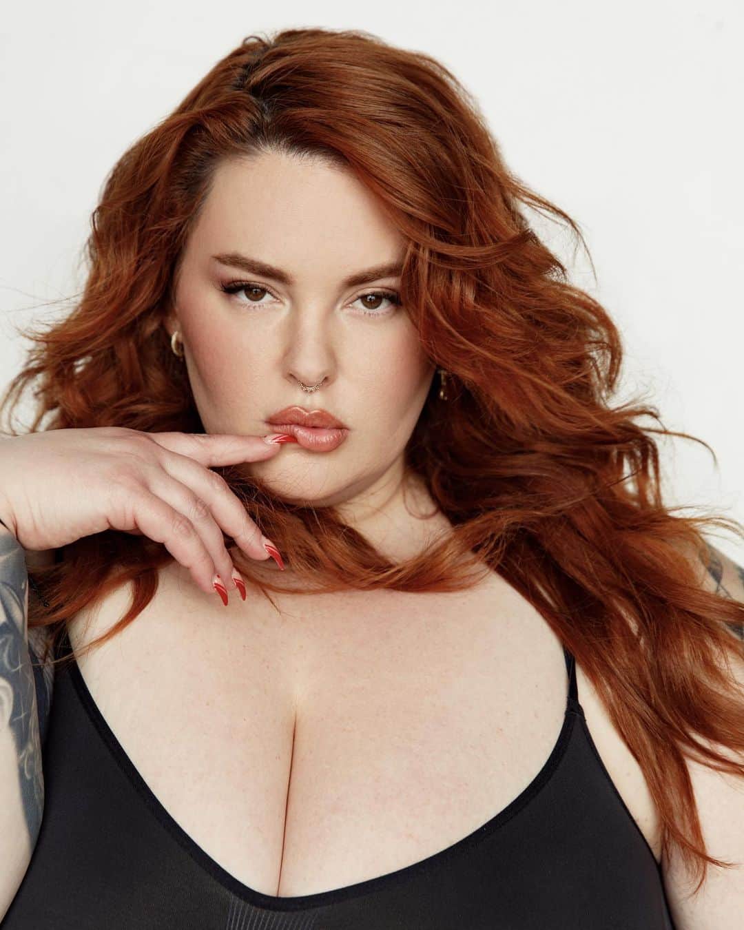 テス・ホリデーのインスタグラム：「When I shot these photos with @bonnienichoalds it was such a beautiful reminder that just because the industry stopped prioritizing bodies like mine, doesn’t make me any less of a force to be reckoned with.   I love these photos, & being in front of the camera always feels like home.    P.S. the last photo reminds me of my @people cover nearly 10 years ago 🥹 Here’s to more covers with more diverse bodies🤞  Glam @arosehairandmakeup ✨  #effyourbeautystandards」