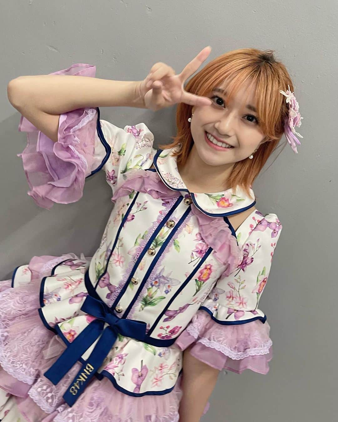 大久保美織のインスタグラム：「ขอบคุณ school tour และ Roadshow phitsanulok ทั้ง3วันนะคะ~ รอบนี้มีเพลงที่Performanceไม่คอยดี…ขอโทษด้วยนะคะ🙇‍♀️  แต่สนุกทั้ง3วันมากๆเลย~ มีความสุขที่ได้ออกงานกับรุ่น1 3คนที่ยังอยู่ด้วย🙌 อาทิตย์หน้าจะมีงานจับมือนะคะ! มิโอริจะใส่เสื้ออะไร…? ยังไม่รู้เหมือนกันค่ะ55  เพราะว่าครั้งนี้จะเป็น produce by cherprang🙋‍♀️ ทุกคนมาหาได้เลยนะ! รอทุกคนนะคะ~👋 *ทุกคนสามารถpre-orderได้ถึงวันนี้21:00นะคะ🥺 Thank you for all 3 days’ school tour and roadshow phitsanulok~ This time, there are some songs that the performance is not really good… I'm really sorry🙇‍♀️ But I had so much fun~ Happy to work with all 3 1st generation who are still member of BNK48 🙌 Next week there will be a handshake event! What costume will I wear…? I still don't know..haha Cuz this time will be produce by cherprang🙋‍♀️ I’m waiting everyone so please come and see me👋 *Everyone can pre-order until today 21:00🥺 ピッサヌロークでのスクールツアー、そしてroadshow2日間ありがとうございました〜！ 反省点もありますが、3日間本当に楽しかったです！ 今いる1期生3人で出られたのも嬉しかったな〜🙌 来週は握手会！ 美織はチャープランプロデュースの服で参加します🙋‍♀️ みんな遊びにきてね〜！待ってるよ〜👋 ※プレオーダーは今日の21:00(タイ時間)までです🥺 #BNK48 #MioriBNK48 #大久保美織 #Miichan #BNK48สัญญานะ #BNK48สัญญานะ_roadshow」