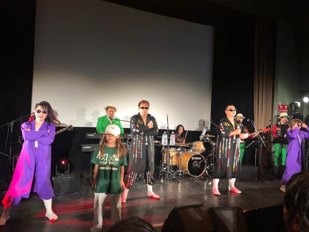 HI-Dのインスタグラム：「久しぶりに友達のライブ見に行った。 しかも @shamo5544 の計らいで前から２列目。😁 とっても前向きで、母子や仕事などの愛についての歌がめちゃ素敵だった。 ありがとヨシくん！」