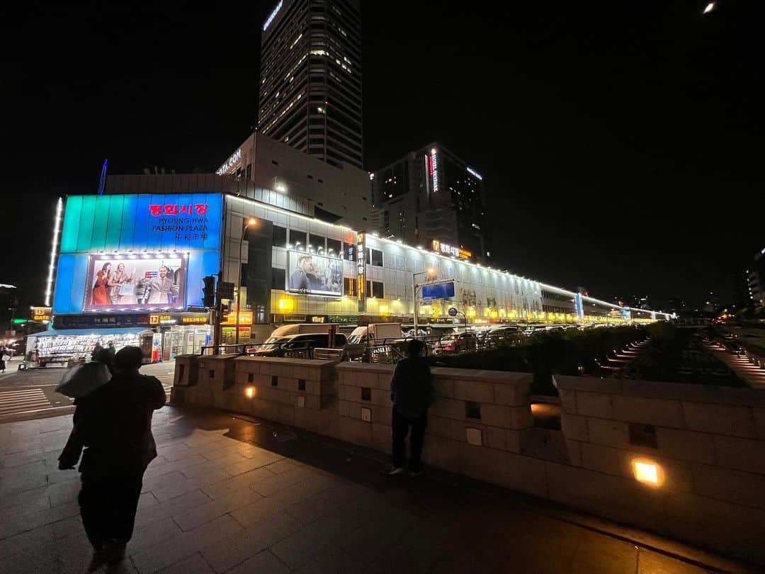 のインスタグラム：「東大門エリアには夜通し営業している業者向けの衣料品市場や ファッションビルがいっぱいで、探検感覚でディグるのが楽しい。スタイリスト・吉田周平さんの嗅覚を頼りに向かったのは「平和市場」。ハットやベルトなど「これ、使えそう」というアイテムがちらほら。自分の足であれこれ探してみよう。  #popeyemagazine  #SeoulCityGuide」