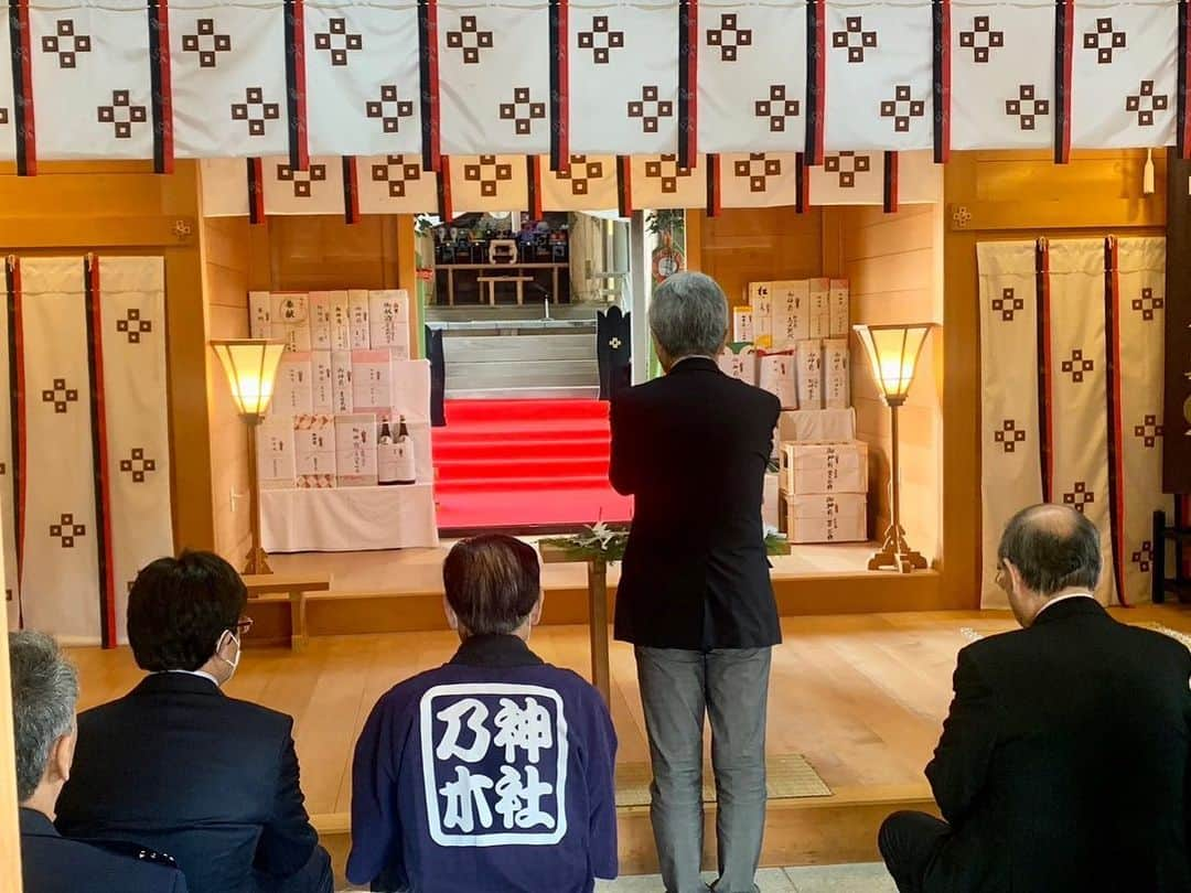 逢坂誠二さんのインスタグラム写真 - (逢坂誠二Instagram)「昨日、函館乃木神社の例大祭にお邪魔しました。コロナ禍によって、この3年間は制約付の実施でしたが、今年は元通りの実施です。境内に近所の子ども達の声が響き渡りお祭りらしい雰囲気に溢れていました。私も思わず子どもの頃、りんご飴を買ってもらえなかったお祭りのことを思い出してしまいました。」6月12日 12時40分 - seijiohsaka