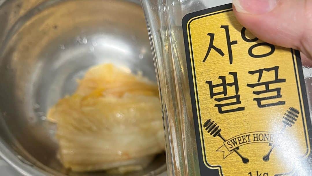 カン・ユンジさんのインスタグラム写真 - (カン・ユンジInstagram)「콩나물국에 묵은김치 〜 다들 맛점 하세요 〜 chef by 👩‍🍳 LeHee  #koreanfood」6月12日 12時41分 - leheekang