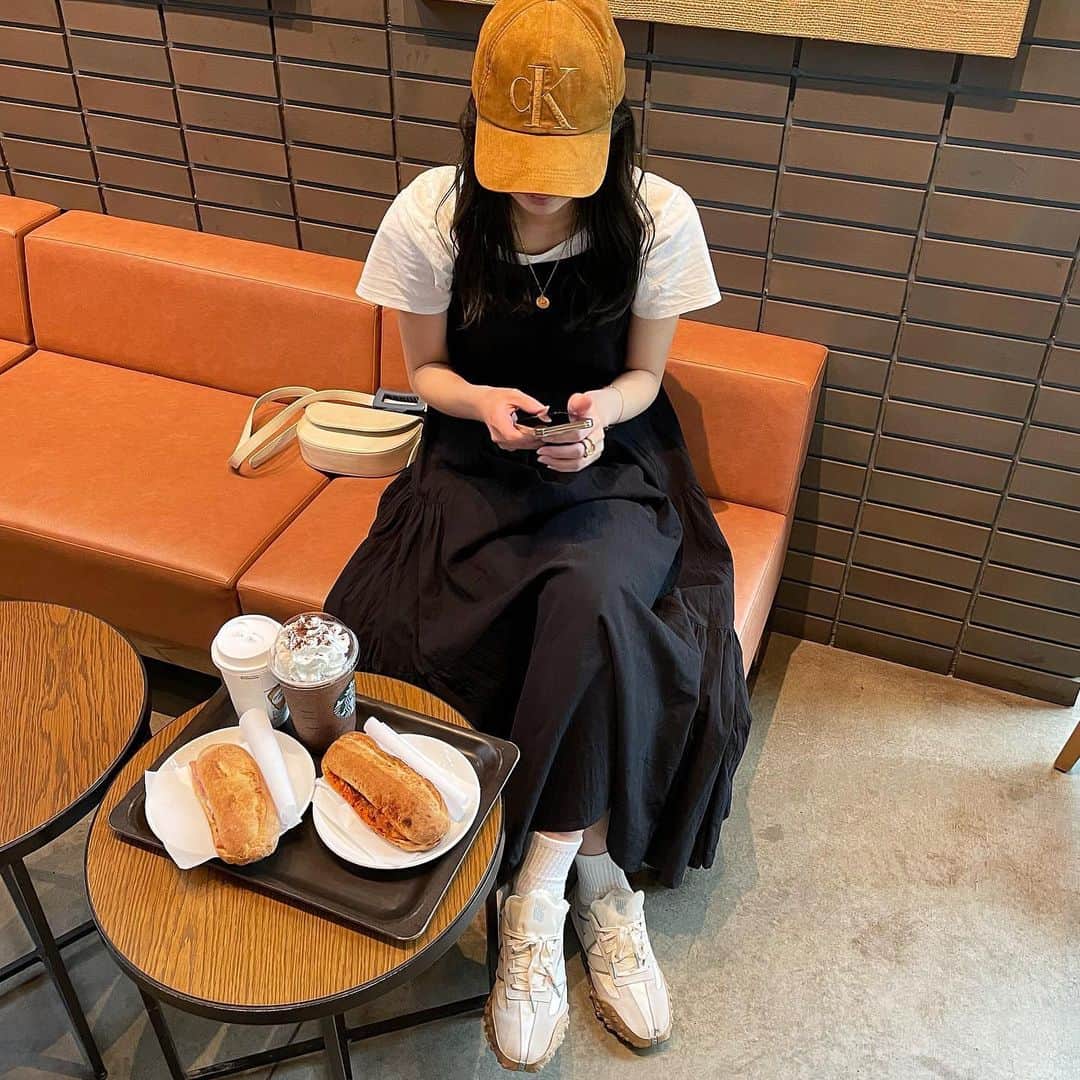 前田亜美のインスタグラム：「. . 梅雨入りして雨が多いですね〜〜〜！！！…🐌 . . 気圧で頭痛くなっちゃうからこの季節は苦手なの。  Birthdayイベントも終わり、撮影も終わり… 早寝して今日はガッツリ寝ました✌️. . たまにはしっかり休むことが大事🫰🏻 .  最近の私服を載せちゃうよ。. . . この間妹とドライブしたの🚗³₃.  その時のラフなコーデ( ˆ ˆ )/. . お買い物して………🛒´- 休憩にお茶した☕️ 温泉も行ったよ〜 . @tothesea_hawaii のワンピースだよ〜🤍. .   #ami私服  #私服  #totheseahawaii」